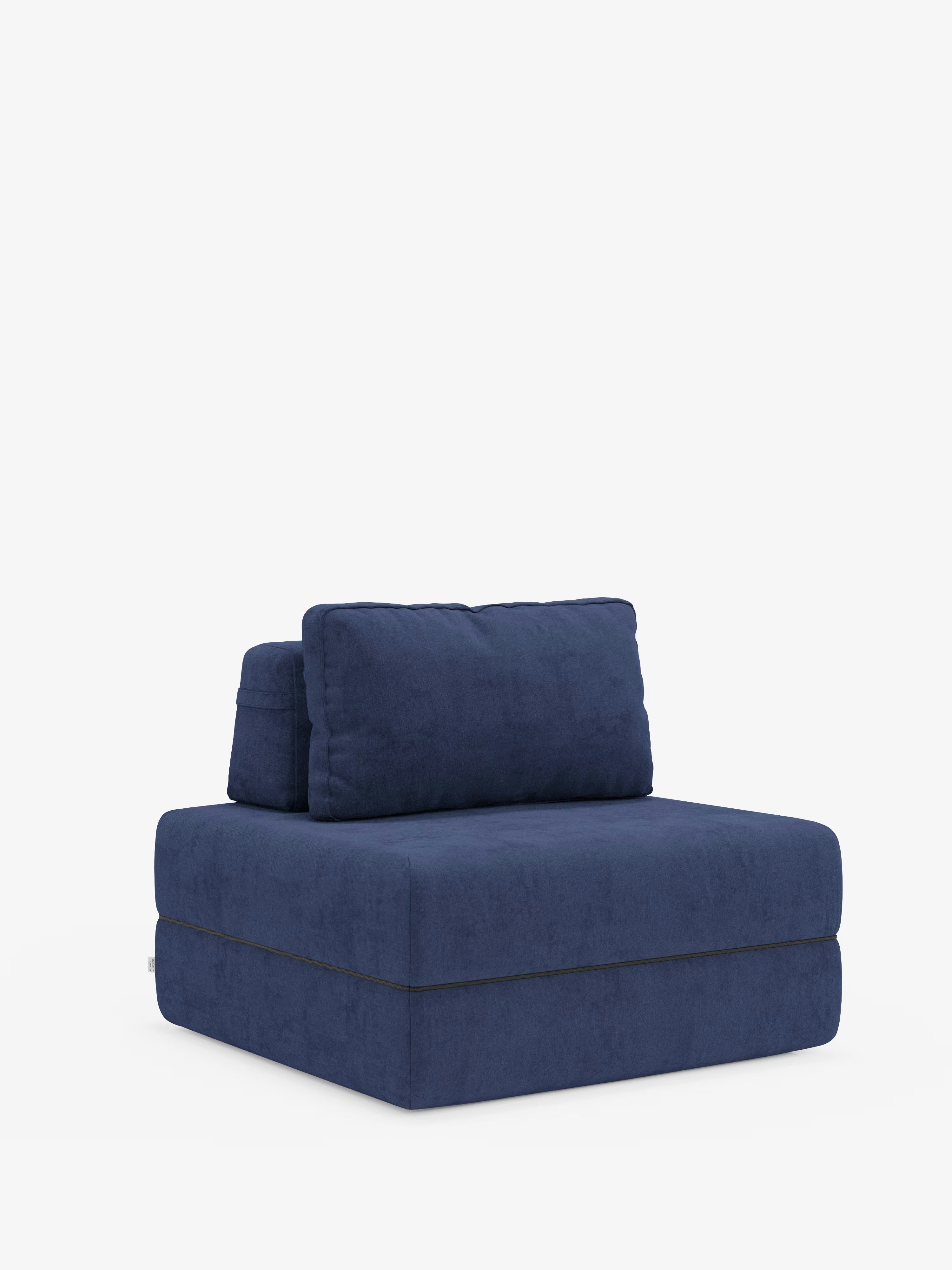 Una moderna poltrona senza braccioli: la Rift poltrona letto di Divani.Store presenta morbidi cuscini blu navy, una base quadrata e un profilo ampio e ribassato. Questa poltrona compatta, dotata di schienale mobile e rivestita in tessuto T31 facile da pulire, si presenta su uno sfondo bianco che ne esalta il design semplice e contemporaneo e la consistenza morbida e invitante. Include inoltre un materasso in memory foam alto 24 cm per un comfort ancora maggiore.