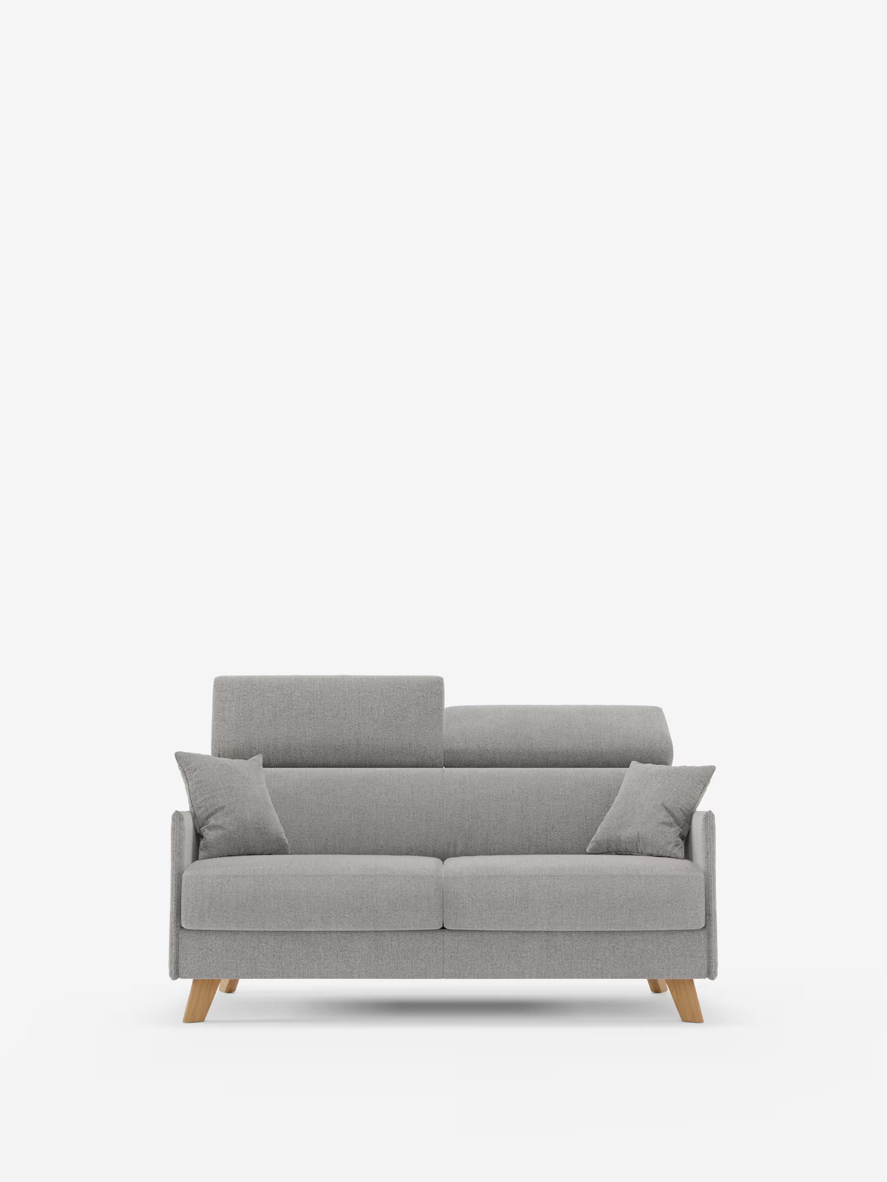 Un moderno divano letto matrimoniale a due posti “Sole” di Divani.Store, caratterizzato da un design scandinavo compatto dalle linee pulite, quattro cuscini coordinati e gambe in legno chiaro, è posizionato al centro su uno sfondo bianco a tinta unita. Questo divano è dotato di poggiatesta regolabili (reclinabili) per un maggiore comfort ed è interamente rivestito in tessuto T23 di facile pulizia, con fodere sfoderabili.