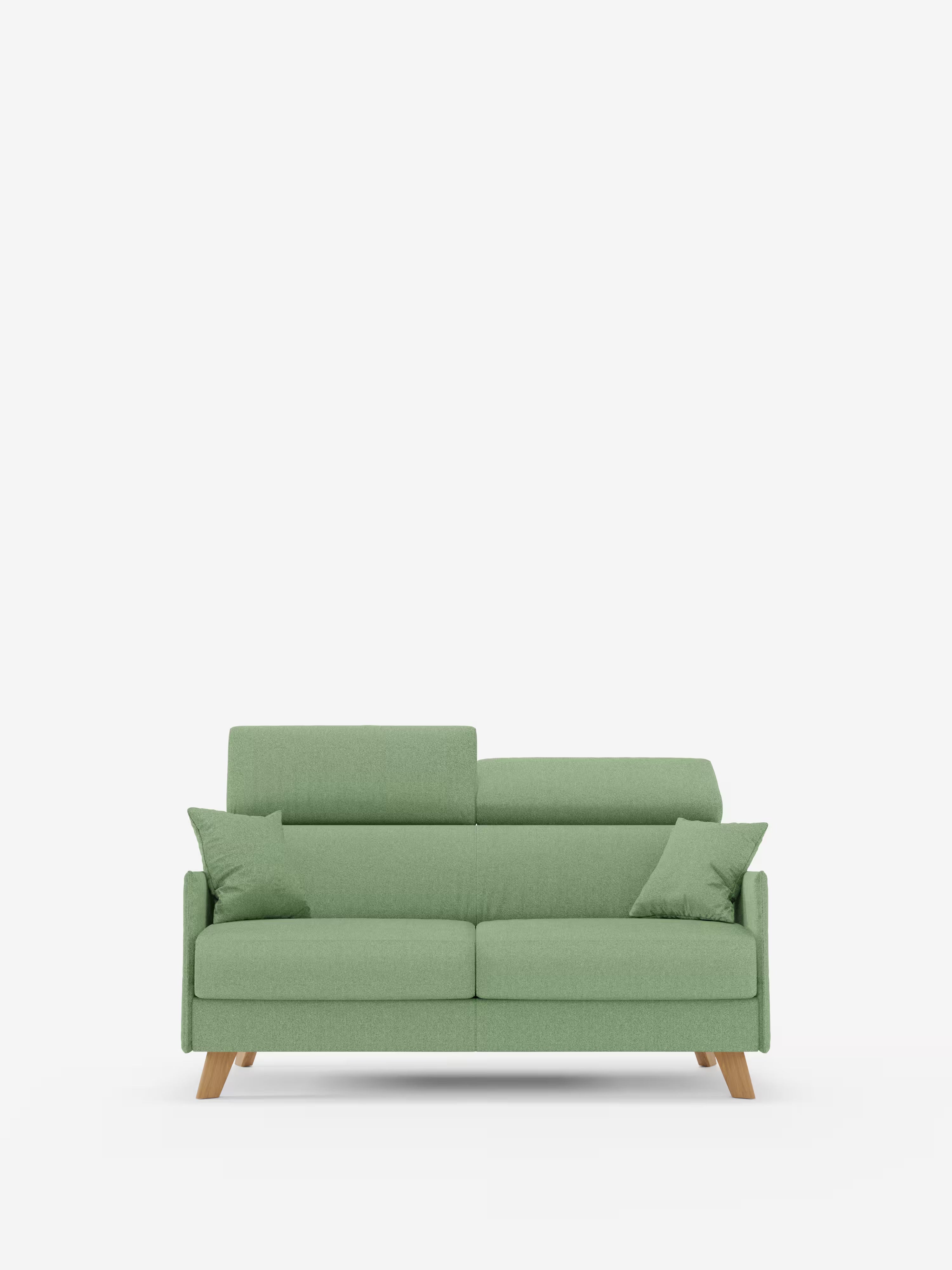 Scopri il divano letto matrimoniale Sole di Divani.Store: un divano a due posti compatto e moderno, di colore verde chiaro, con quattro cuscini quadrati abbinati e gambe angolari in legno. Questo elegante complemento d’arredo presenta un raffinato design scandinavo, poggiatesta reclinabili ed è interamente rivestito in tessuto T23 facile da pulire, con fodere completamente sfoderabili, su uno sfondo bianco a tinta unita.