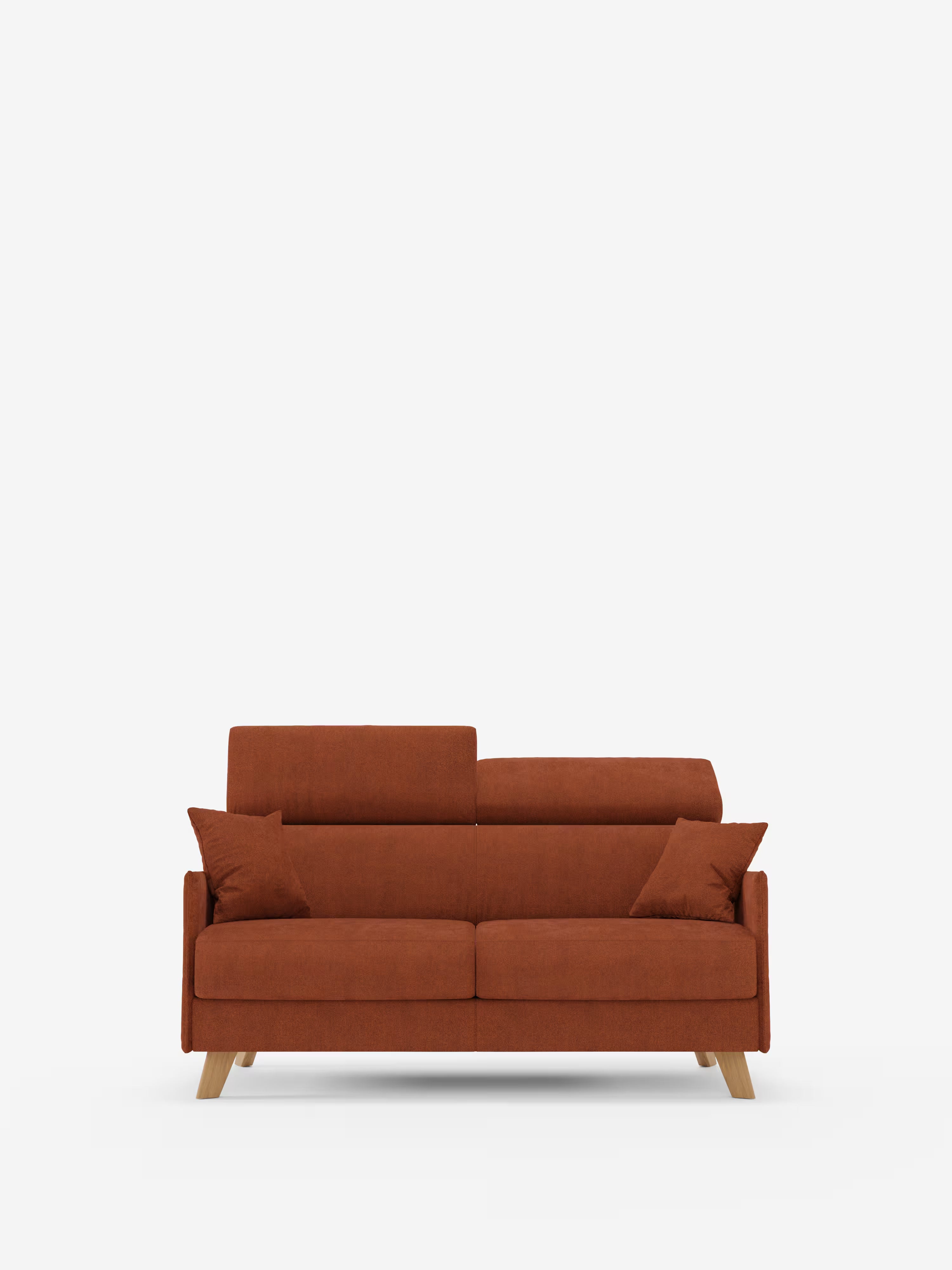 Un divano letto a due posti dal design compatto e dal colore ruggine, denominato "Sole" da Divani.Store, spicca su uno sfondo bianco. Questo moderno divano letto matrimoniale presenta linee pulite, uno schienale alto con poggiatesta regolabili, quattro cuscini coordinati e gambe angolate in legno. Interamente rivestito in tessuto sfoderabile T23 resistente alle macchie, si distingue per lo stile minimalista e l’estetica contemporanea.