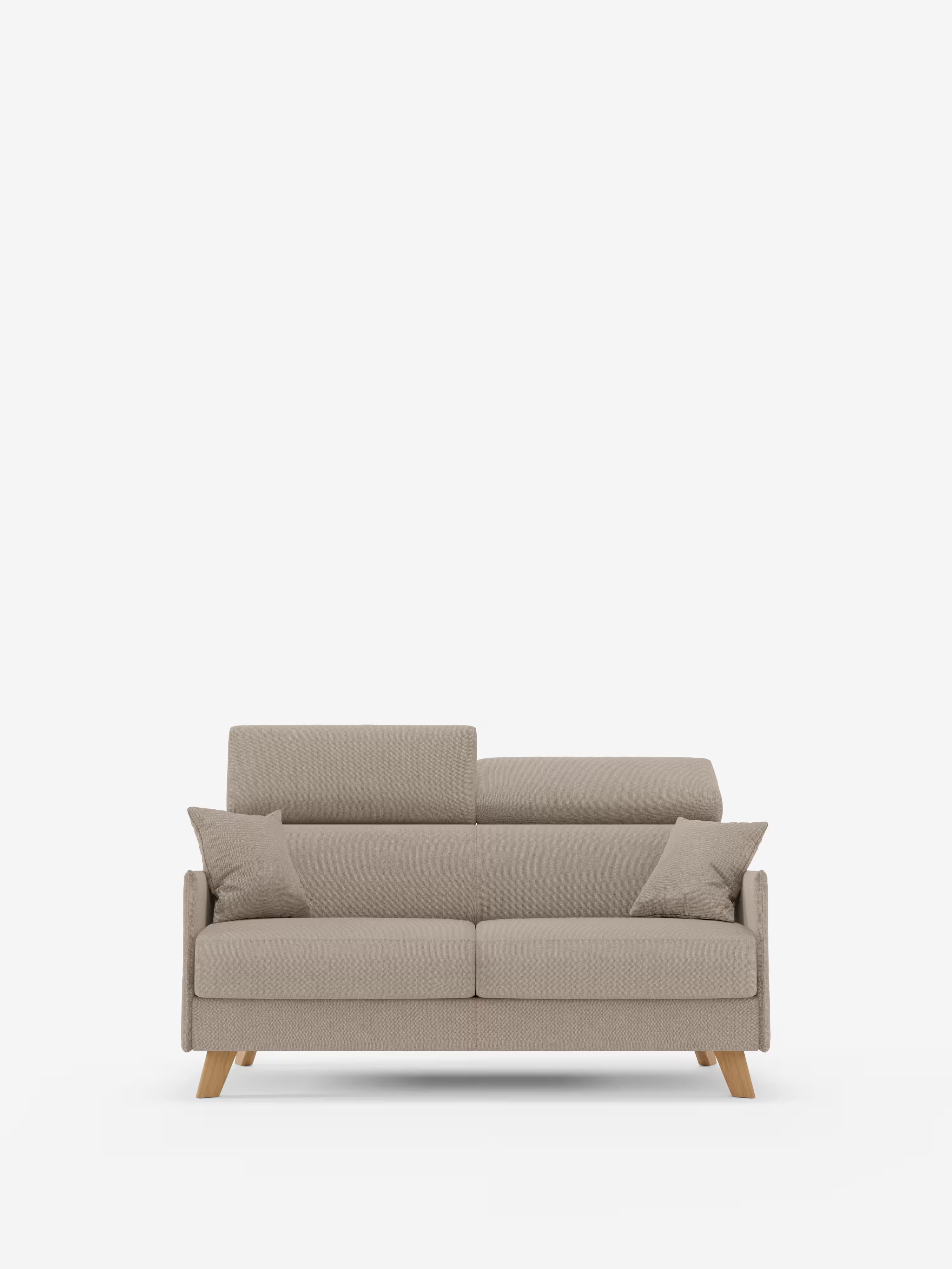 Un divano letto matrimoniale compatto e moderno, di colore beige — il modello “Sole” di Divani.Store — è caratterizzato da un rivestimento in tessuto T23 liscio e resistente alle macchie, braccioli dritti, gambe in legno e quattro cuscini coordinati. Con rivestimenti completamente sfoderabili e poggiatesta regolabili per un maggiore comfort, questo design minimalista si distingue per lo sfondo bianco a tinta unita e incarna alla perfezione la raffinata eleganza dello stile scandinavo.