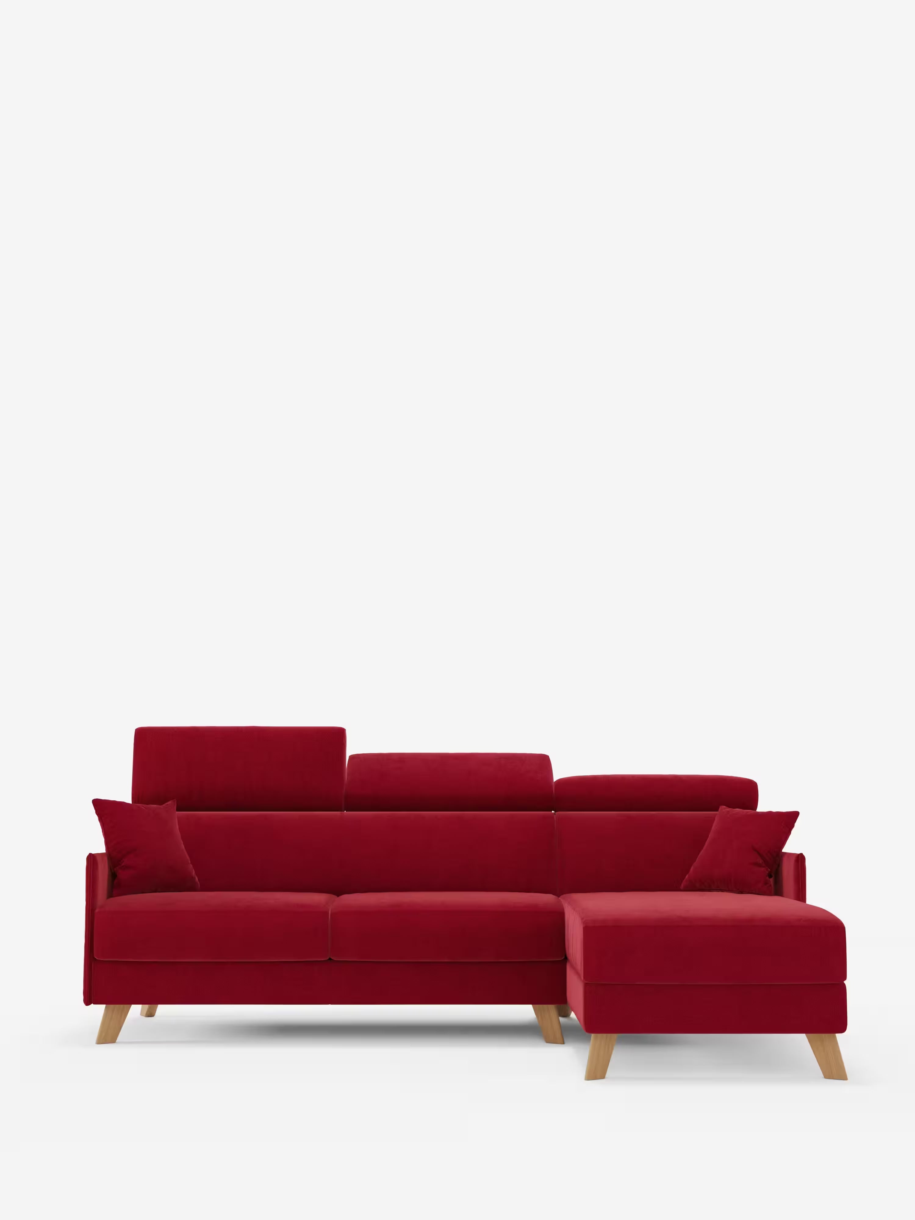 Il divano letto matrimoniale angolare con penisola contenitore e poggiatesta reclinabili "Sole" di Divani.Store è un moderno divano componibile rosso in stile scandinavo, caratterizzato da gambe in legno, tre cuscini di seduta, due cuscini di schienale e una chaise longue sul lato destro. Due cuscini decorativi rossi abbinati sono disposti sul divano e sulla chaise longue, il tutto su uno sfondo bianco a tinta unita.