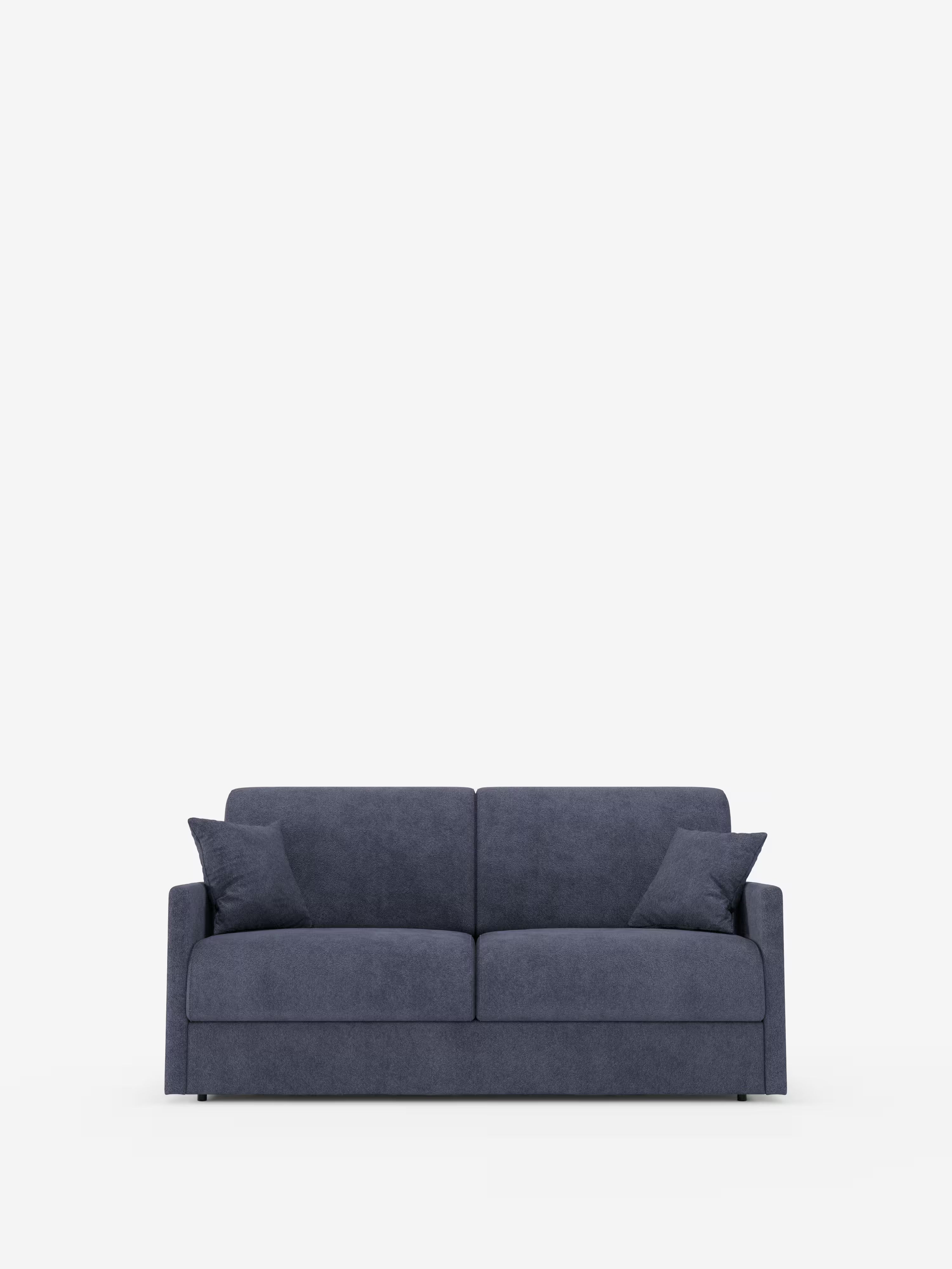 Il divano letto Tommy Divano di Divani.Store è un divano letto a due posti di colore blu scuro dal design semplice e moderno. È dotato di braccioli sottili (braccioli slim), due cuscini di seduta, due cuscini dello schienale e quattro cuscini quadrati coordinati. I rivestimenti completamente sfoderabili in tessuto T33 simile al cotone e resistente alle macchie offrono praticità e stile. Il divano è raffigurato su uno sfondo bianco a tinta unita con spazio vuoto nella parte superiore.