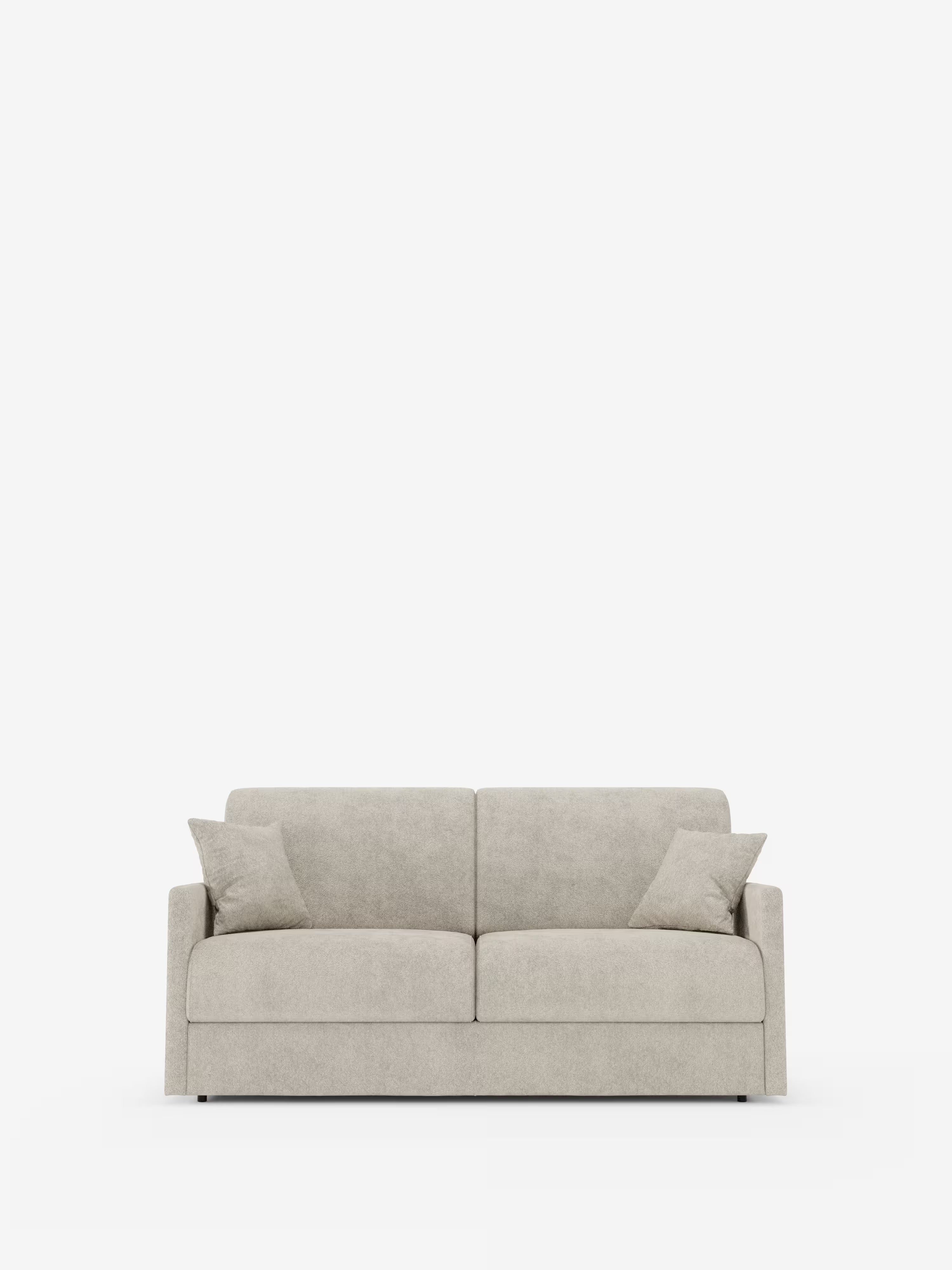 Un moderno divano a due posti in tessuto beige chiaro: il Tommy Divano letto 2 posti di Divani.Store si caratterizza per le linee pulite e il rivestimento in tessuto T33 simile al cotone, completamente sfoderabile e resistente alle macchie. Questo divano sfoderabile è caratterizzato da braccioli squadrati, due cuscini di seduta, due cuscini dello schienale ed è corredato da due cuscini decorativi coordinati su ciascun lato, che risaltano magnificamente sullo sfondo bianco a tinta unita.