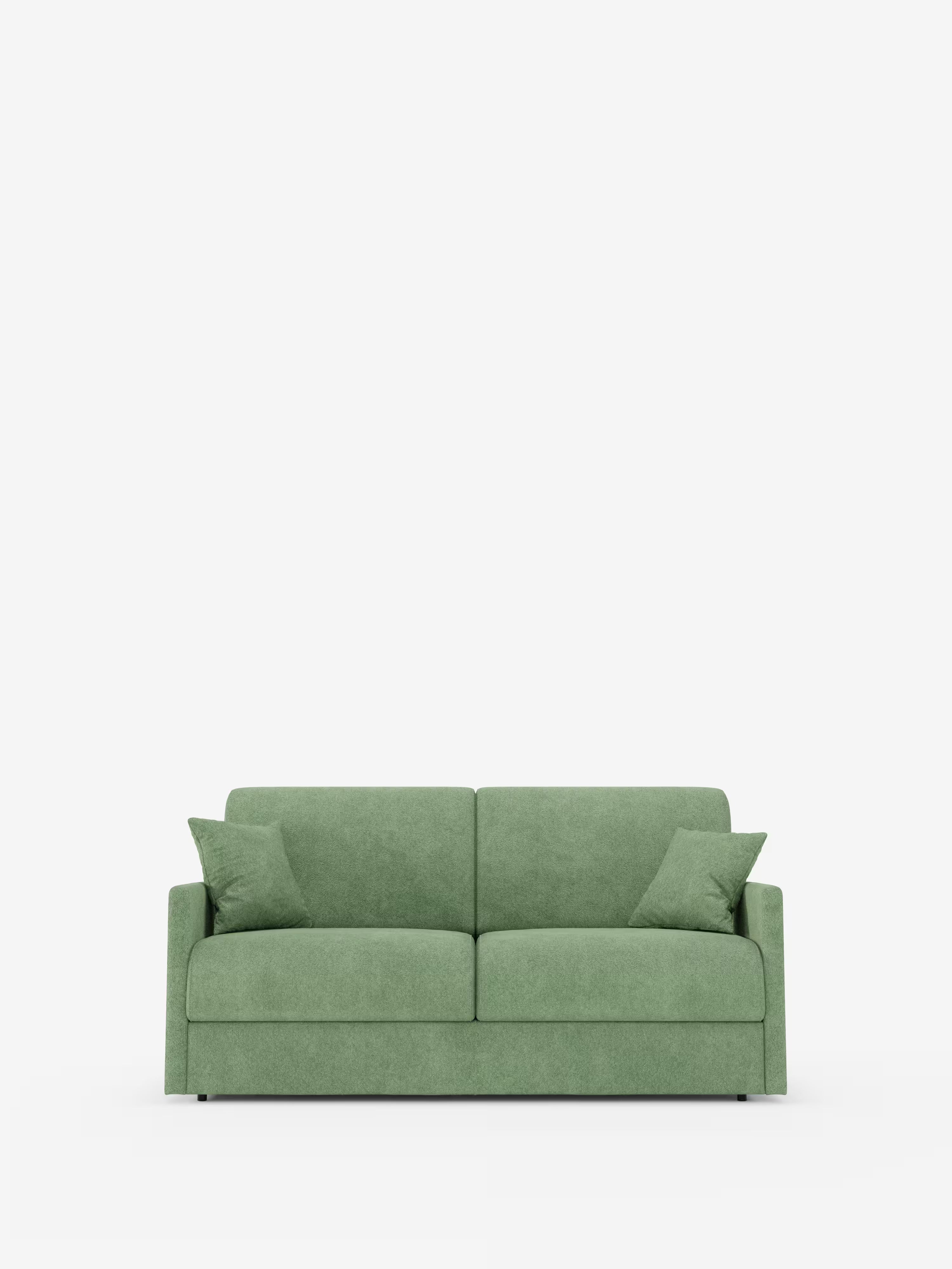 Una vista frontale del divano letto Tommy Divano a 2 e 3 posti matrimoniale di Divani.Store, qui presentato nella versione verde salvia: un moderno divano a due posti dalle linee semplici e pulite. Il divano è dotato di due cuscini dello schienale, due cuscini di seduta e due cuscini decorativi quadrati abbinati, posizionati alle due estremità. Rivestito in tessuto misto cotone T33 facilmente sfoderabile e resistente alle macchie, il divano è presentato su uno sfondo bianco a tinta unita.