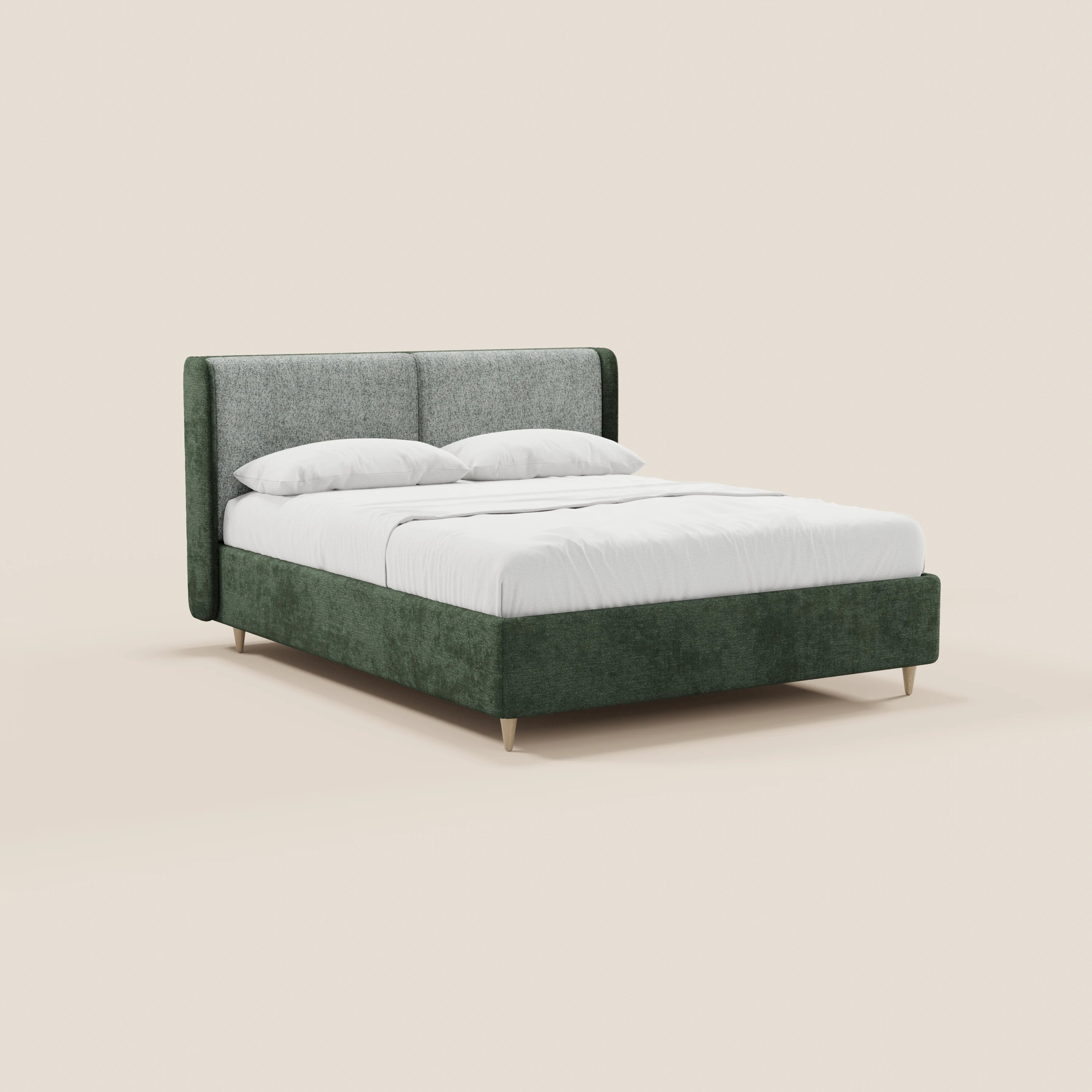 Il letto imbottito bicolore VALKIRIA di Letti.store presenta una struttura rivestita di verde, una testiera alta, curva e imbottita di colore grigio chiaro con cuscini, biancheria da letto e cuscini bianchi, e gambe corte e angolate, raffigurato su uno sfondo bianco sporco.