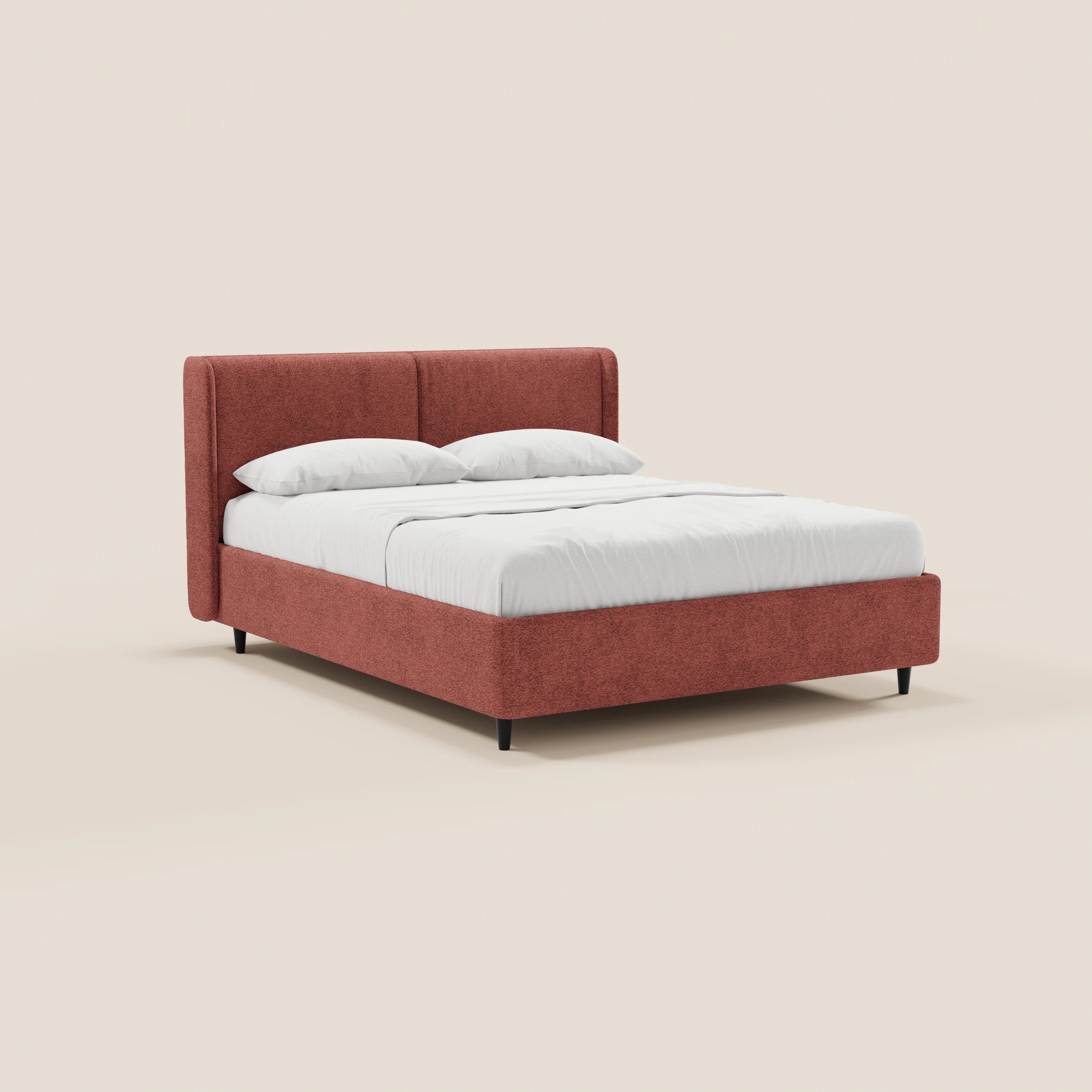 VALKIRIA di Letti.store è un letto di design contemporaneo con struttura rivestita in rosso ruggine certificata Oeko-Tex®, testiera avvolgente con 2 cuscini imbottiti e un ampio vano contenitore. Si regge su sottili gambe nere che risaltano su uno sfondo beige chiaro.