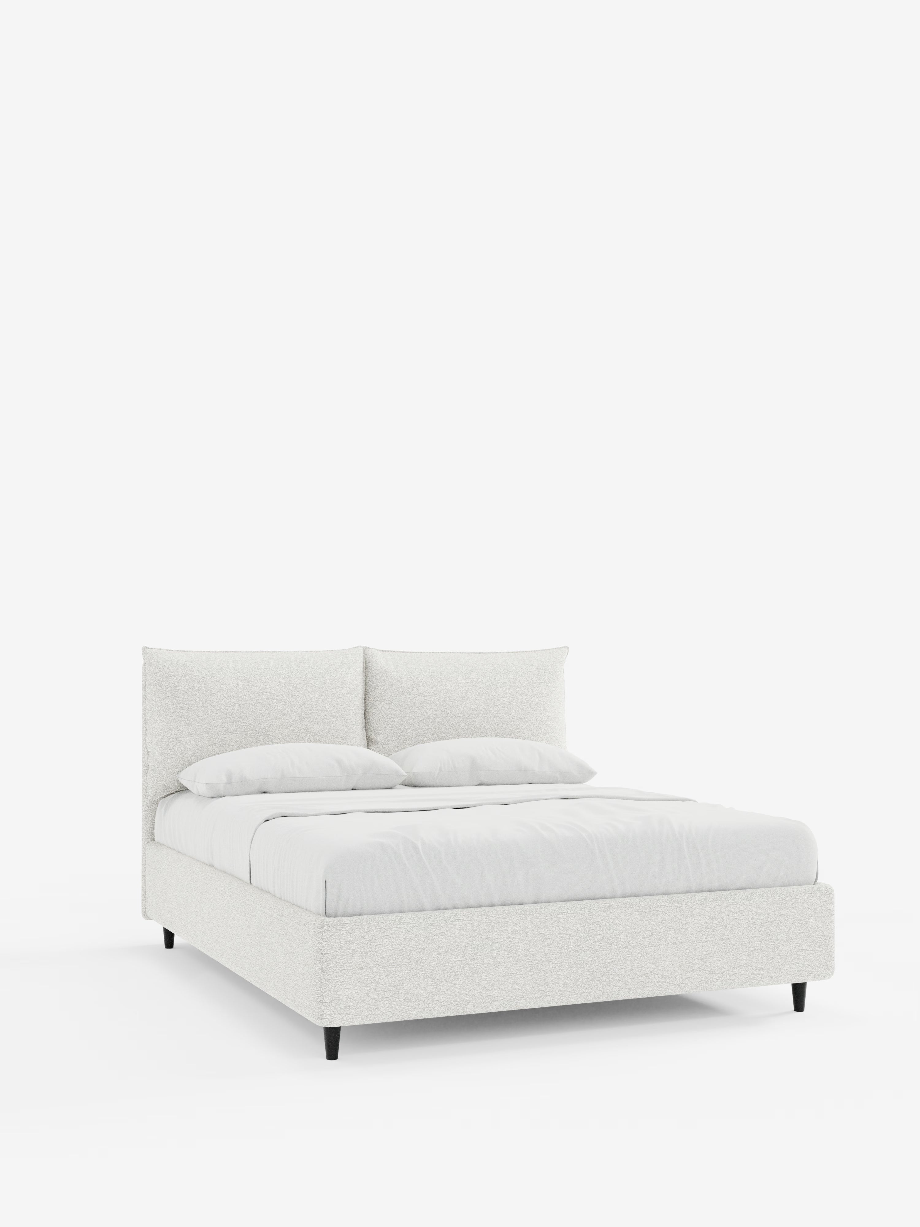 Il letto imbottito ZAYRON con contenitore e morbidi cuscini regolabili di Letti.store presenta un design moderno in tessuto certificato Oeko-Tex®. Questo letto contemporaneo, raffigurato con struttura e testiera imbottite in un delicato grigio chiaro, include due cuscini regolabili e un piumone bianco ben sistemato. Poggiato su gambe corte e scure su uno sfondo bianco a tinta unita, incarna l’eleganza minimalista e lo stile funzionale.