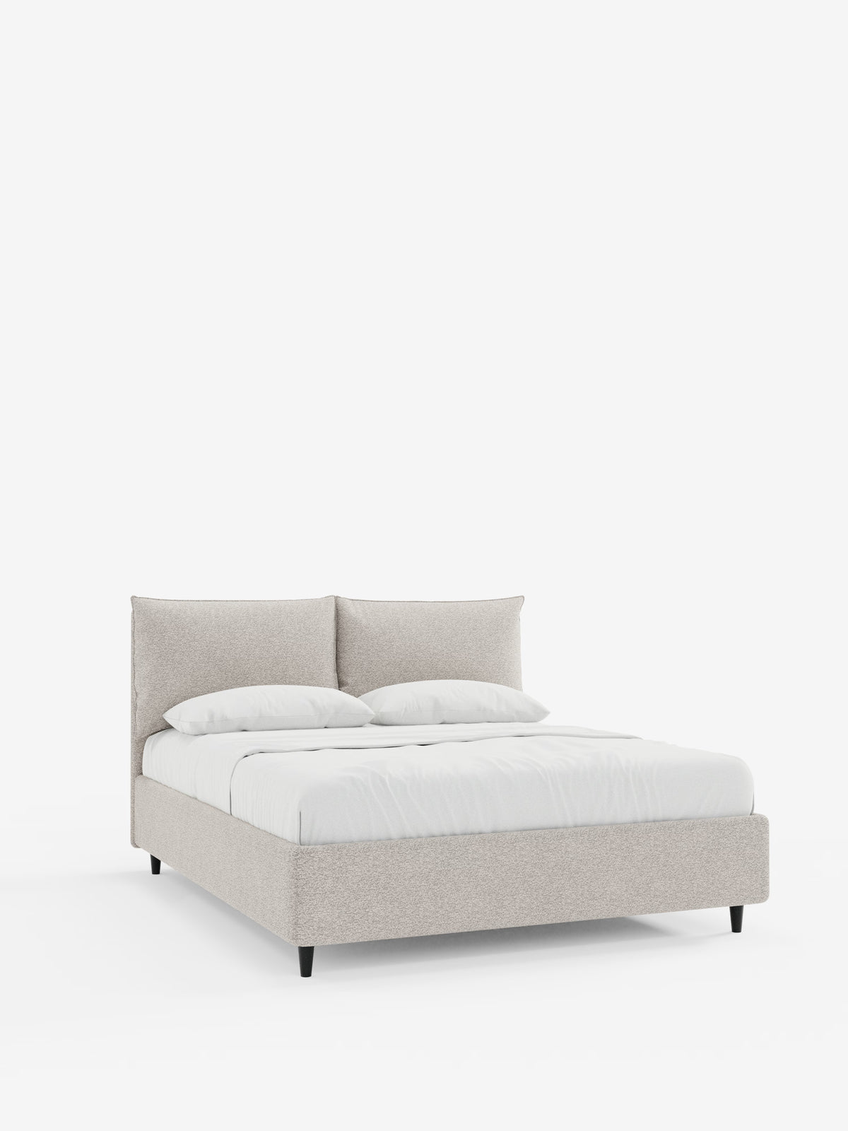 Un moderno letto imbottito ZAYRON di Letti.store, caratterizzato da una struttura in tessuto grigio chiaro certificato Oeko-Tex®, due grandi cuscini dello schienale regolabili e biancheria da letto di un bianco brillante. Il letto poggia su gambe corte di colore scuro ed è posizionato al centro di uno sfondo bianco a tinta unita.