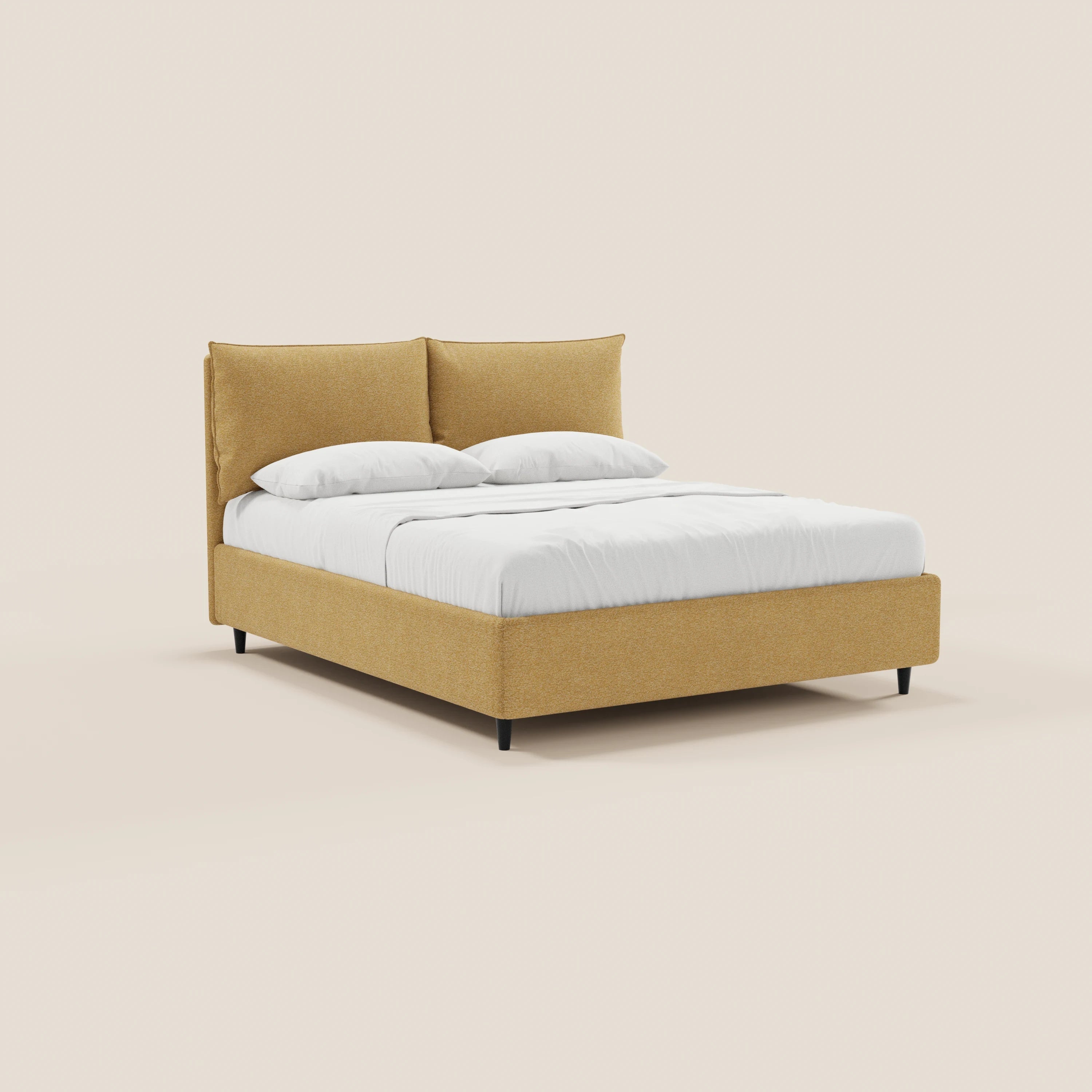 Il letto imbottito ZAYRON di Letti.store presenta una struttura moderna in tessuto giallo senape certificato Oeko-Tex®, due ampi cuscini regolabili e un vano portaoggetti. Poggia su gambe corte nere con biancheria da letto bianca, su uno sfondo beige chiaro.