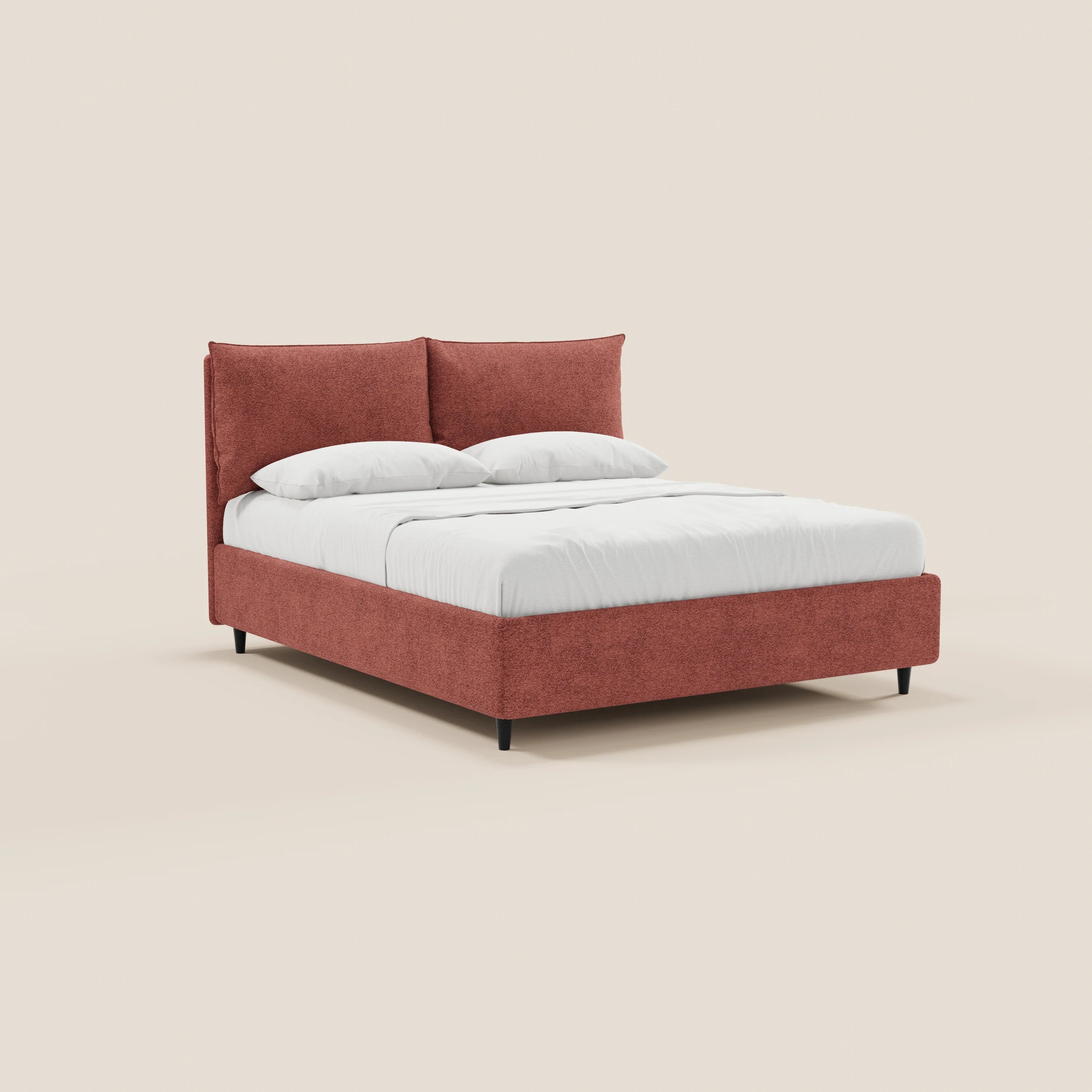 Il letto imbottito ZAYRON di Letti.store presenta una struttura in tessuto color ruggine certificato Oeko-Tex®, una testiera imbottita regolabile, due grandi cuscini coordinati, biancheria da letto bianca, sottili gambe nere ed è raffigurato su uno sfondo beige chiaro.