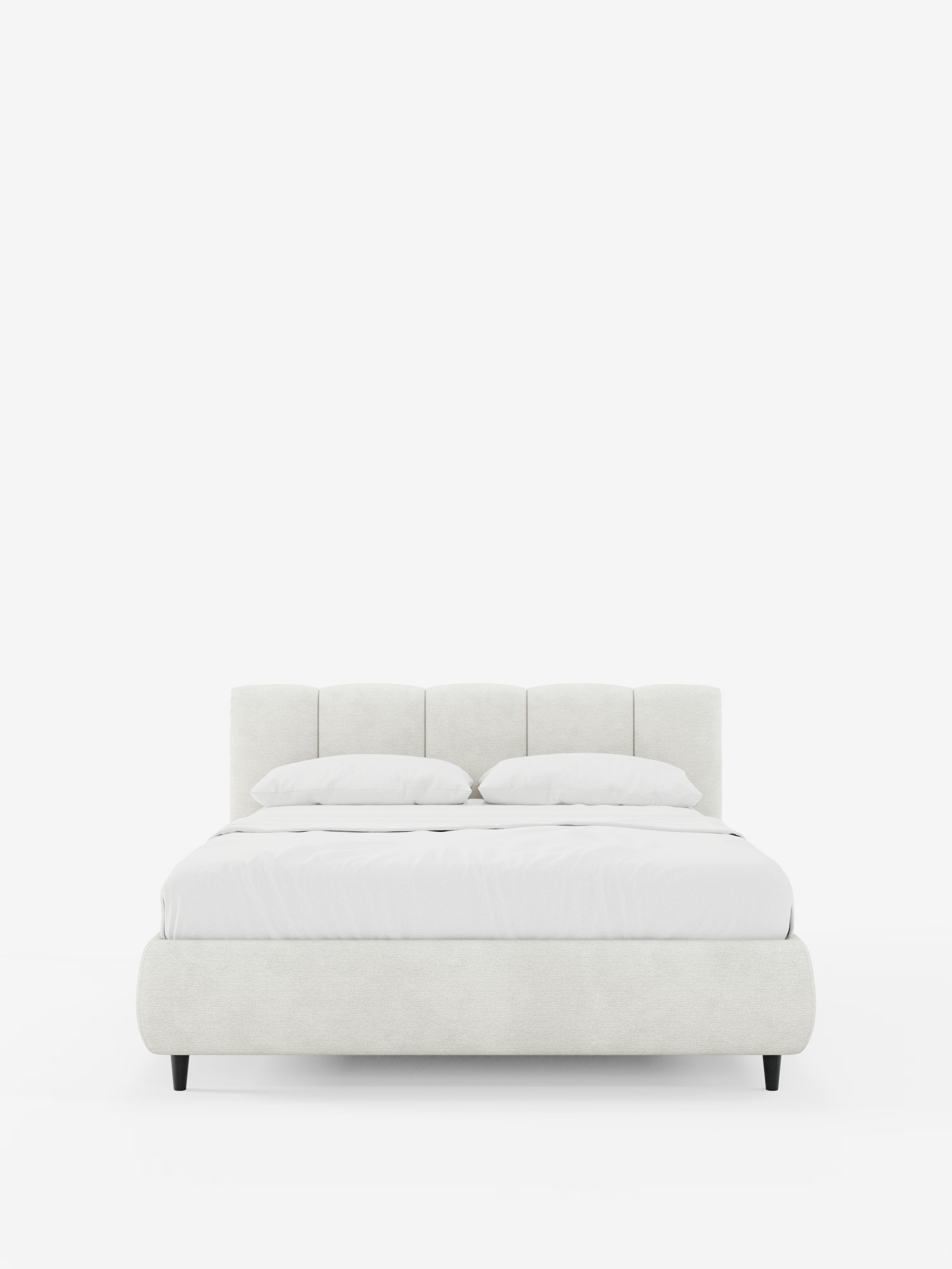 Scopri ARKAM di Letti.store: un letto imbottito moderno e lussuoso con contenitore, caratterizzato da una testiera con cuciture verticali e rivestito in tessuto bianco certificato Oeko-Tex®. Il letto è rifatto con cura con biancheria da letto bianca e due cuscini, poggia su corte gambe nere e si stacca su uno sfondo bianco pulito, creando un look minimalista e shabby chic.