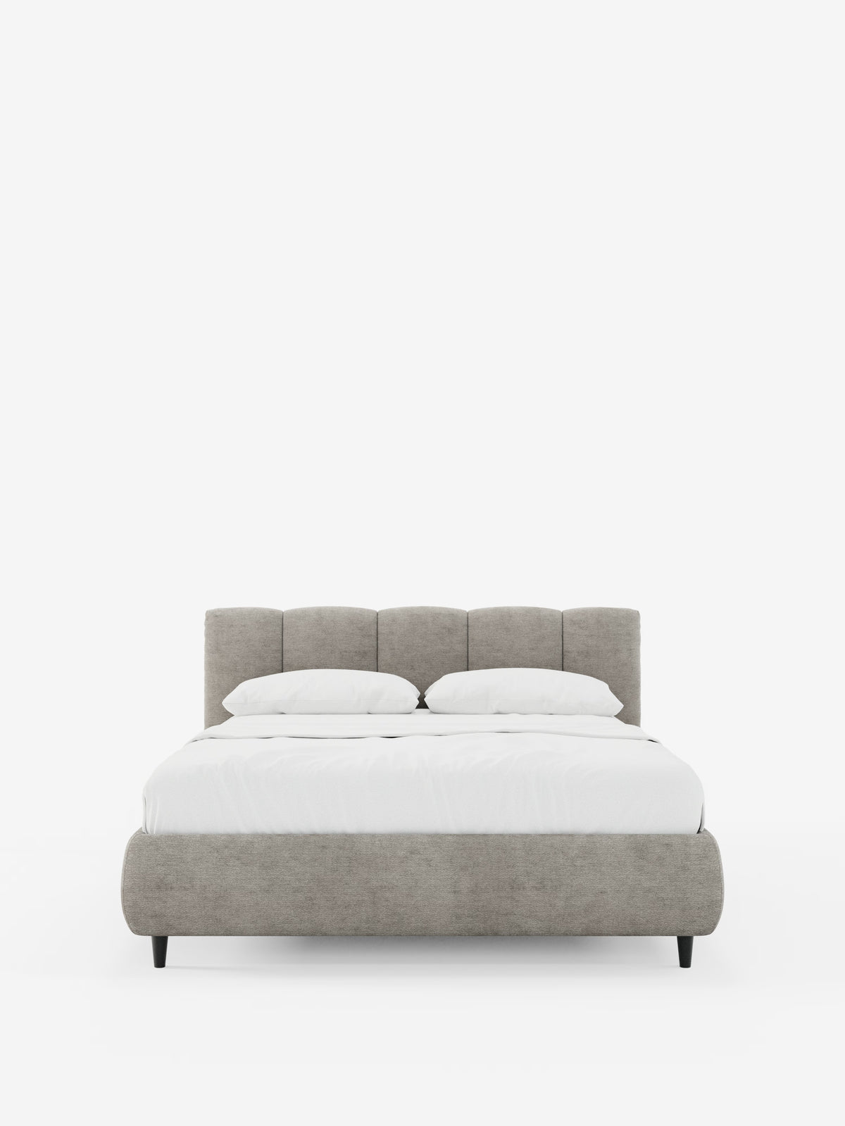 Un letto imbottito ARKAM color beige con contenitore e testiera a lavorazione verticale di Letti.store, caratterizzato da un design shabby chic in tessuto certificato Oeko-Tex®. Il letto è abbinato a biancheria da letto bianca e due cuscini, poggia su gambe nere leggermente inclinate ed è ripreso di fronte su uno sfondo bianco a tinta unita.