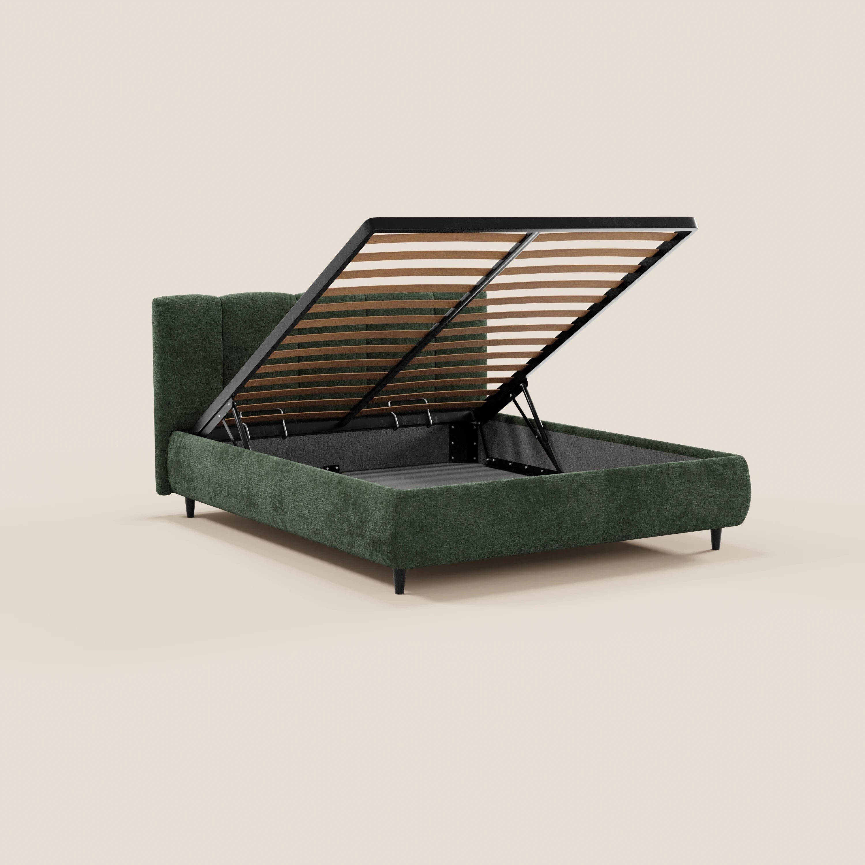 Il letto imbottito ARKAM di Letti.store presenta un design shabby chic in tessuto certificato Oeko-Tex®, una testiera imbottita con cuciture verticali, un vano contenitore con rete a doghe rialzata e semplici gambe nere, il tutto su uno sfondo beige a tinta unita.