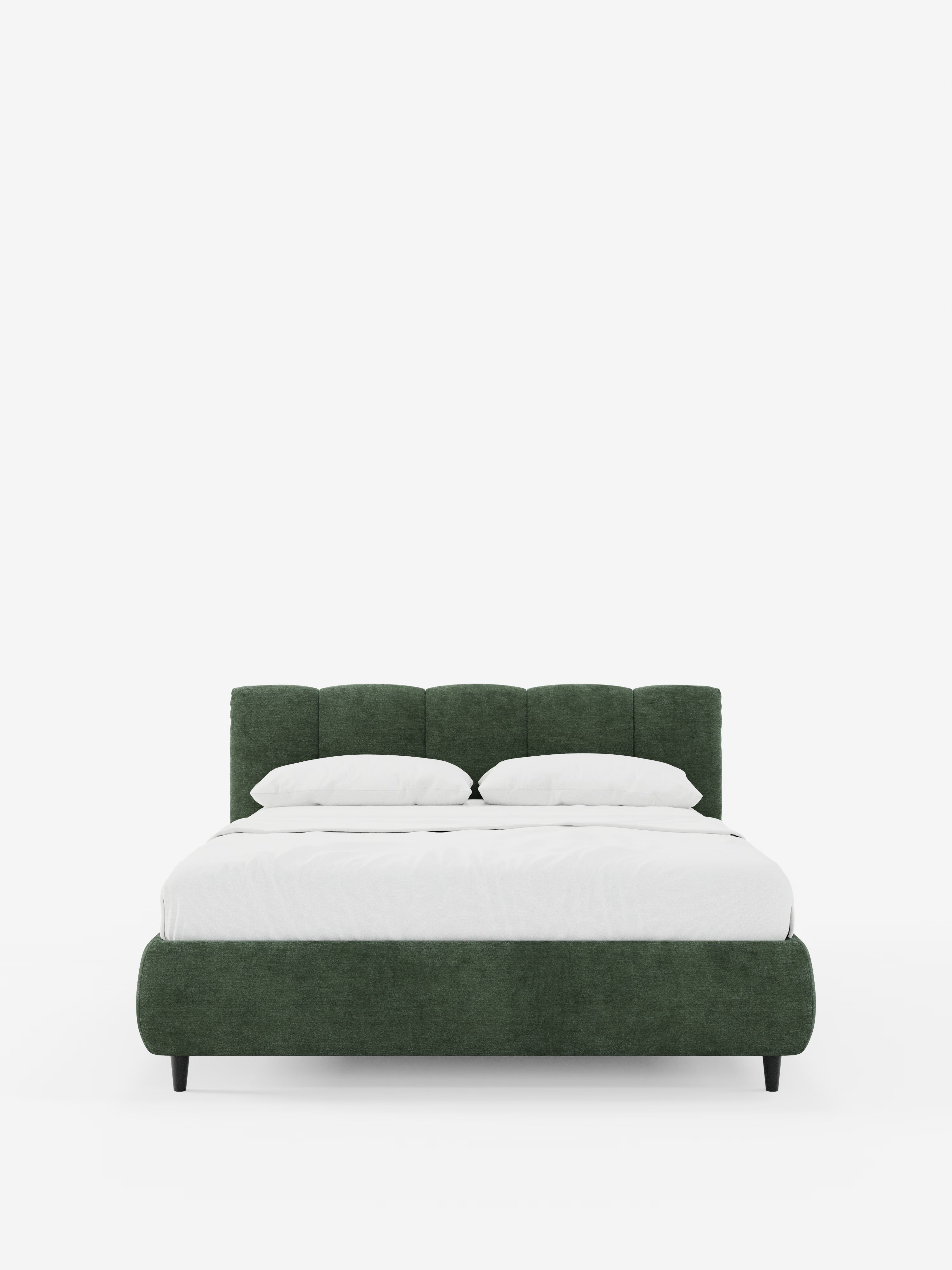 Un letto imbottito ARKAM con contenitore di Letti.store, caratterizzato da un tessuto verde certificato Oeko-Tex® e da una testiera in stile shabby chic con cuciture verticali, è rivestito con biancheria da letto bianca e due cuscini bianchi. Il letto poggia su corte gambe nere ed è posizionato al centro di uno sfondo bianco a tinta unita.