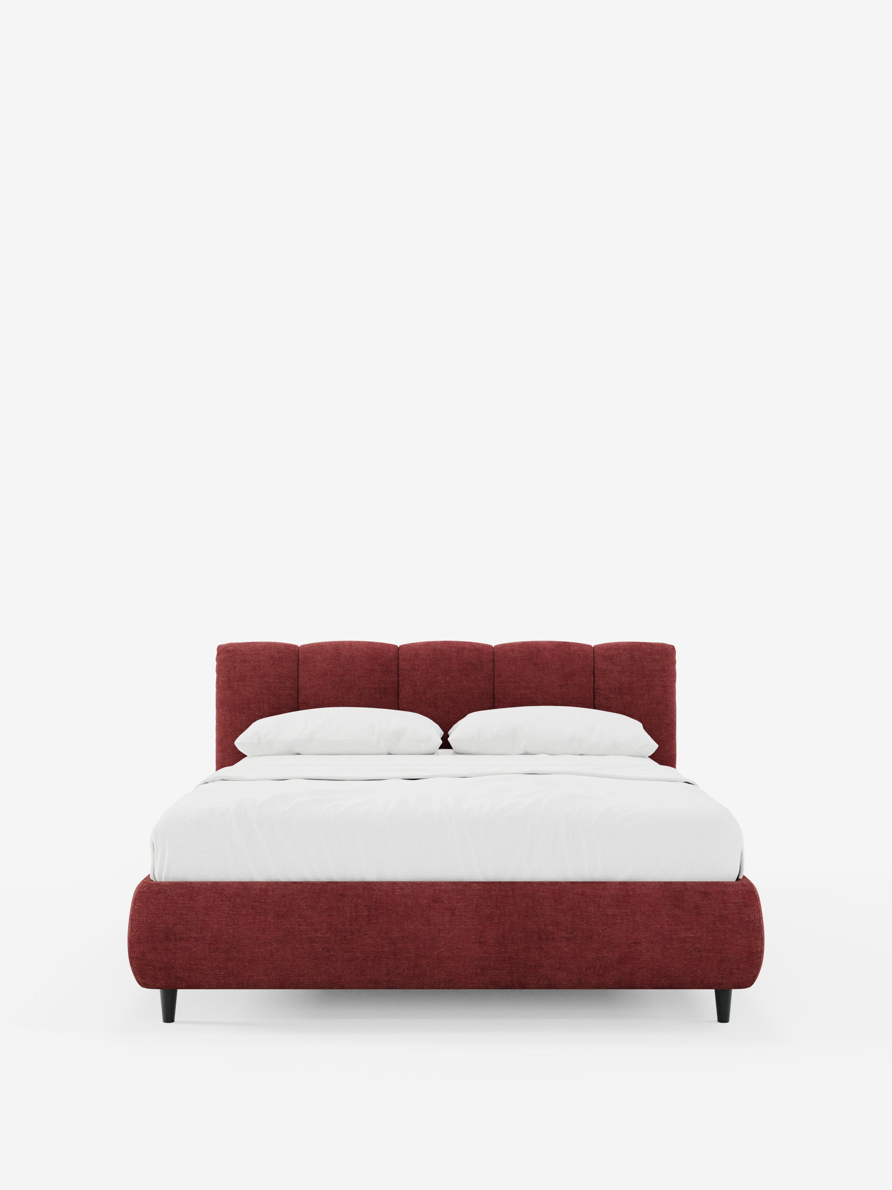 Il letto imbottito ARKAM con contenitore e testiera a cuciture verticali di Letti.store, caratterizzato da una struttura in tessuto rosso intenso certificato Oeko-Tex® con testiera imbottita a cuciture verticali, poggia su quattro gambe nere ed è abbinato a biancheria da letto bianca e due cuscini, il tutto su uno sfondo bianco a tinta unita.