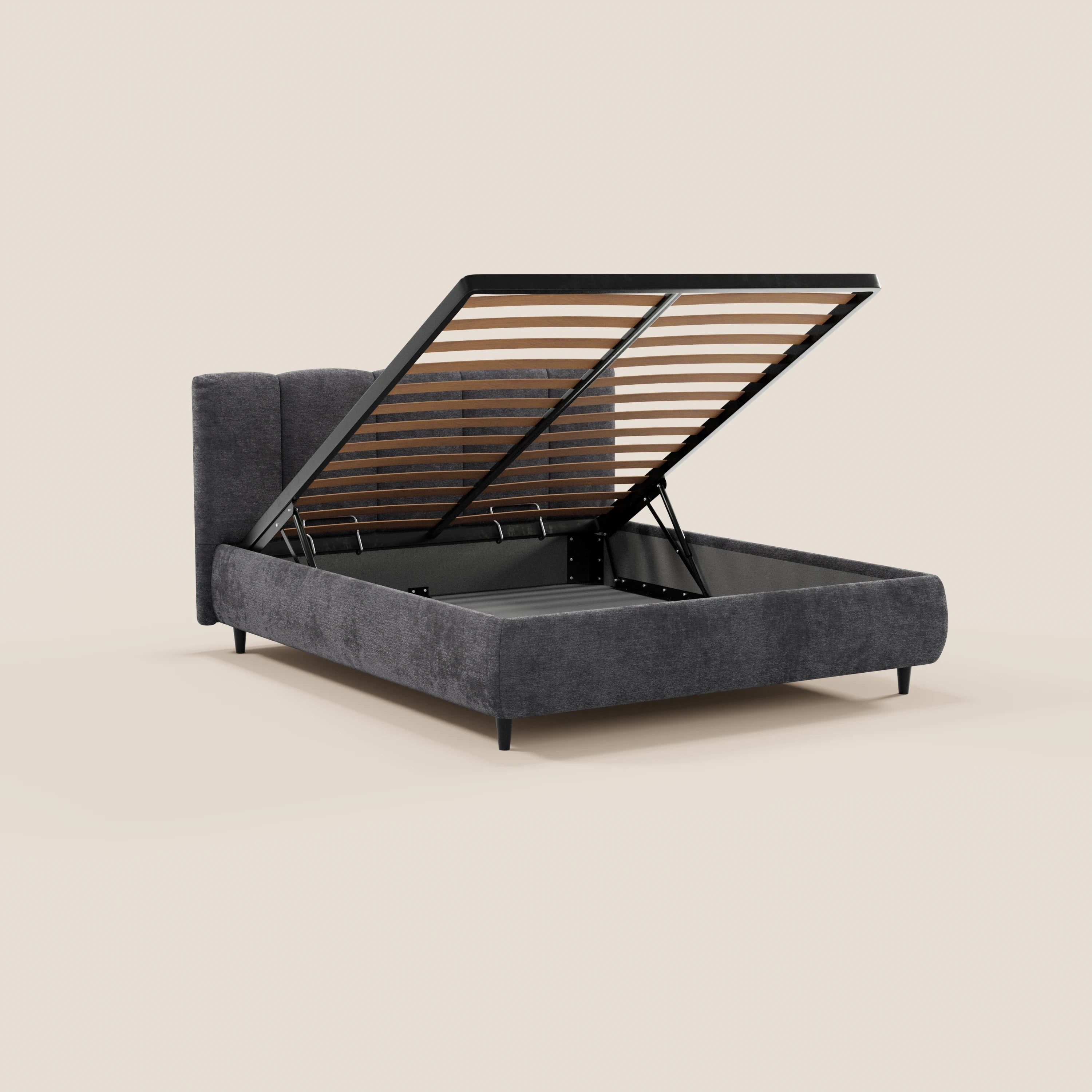 Il letto imbottito ARKAM di Letti.store, in tessuto Oeko-Tex® in stile shabby chic, è raffigurato aperto con un ampio vano contenitore, una base a doghe sollevata da bracci metallici neri, una testiera lavorata verticalmente e un design elegante.