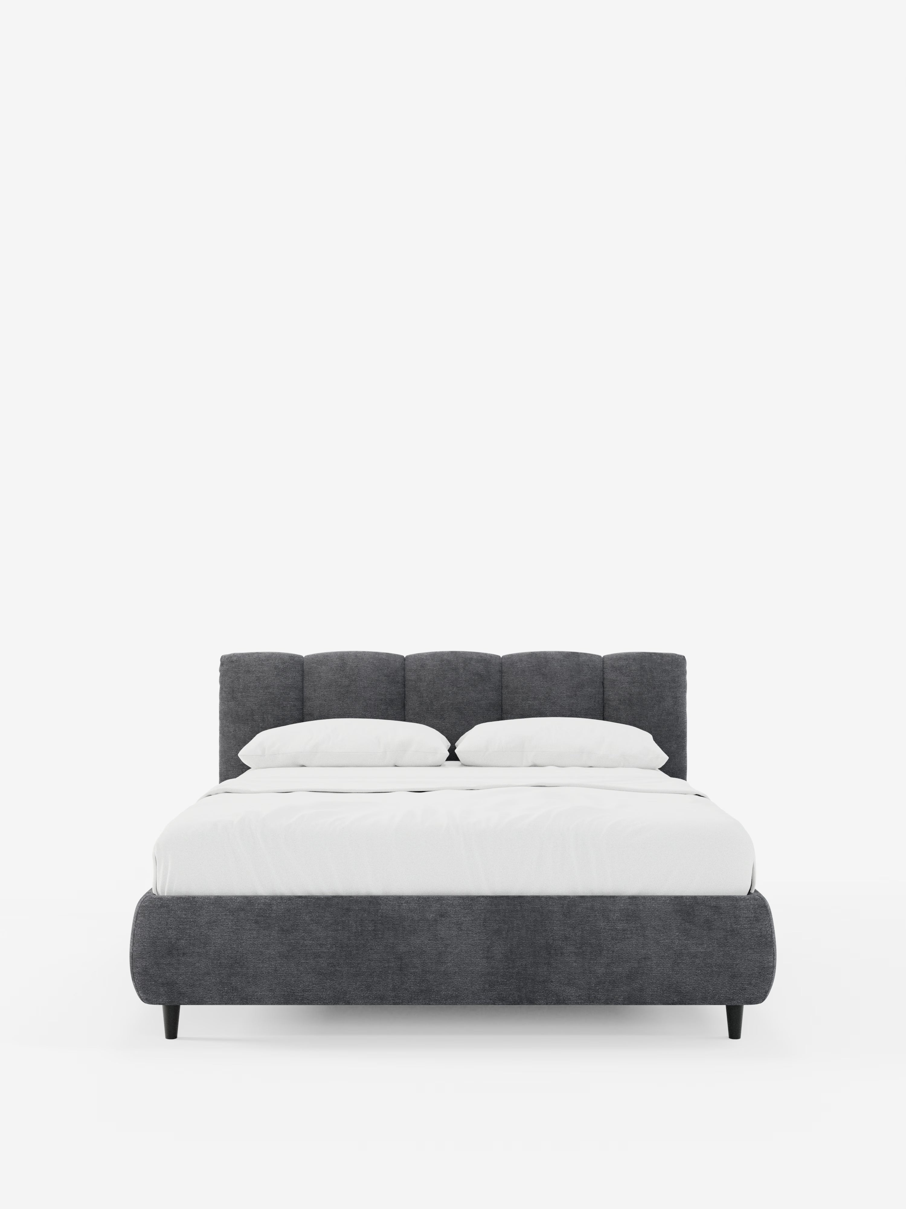 Vista frontale del letto imbottito ARKAM con contenitore e testiera a cuciture verticali di Letti.store, caratterizzato da una struttura in tessuto grigio scuro certificato Oeko-Tex® e da una testiera con cuciture verticali in stile shabby chic. Il letto è rivestito con biancheria da letto bianca, completata da due cuscini, e si staglia su uno sfondo bianco a tinta unita.