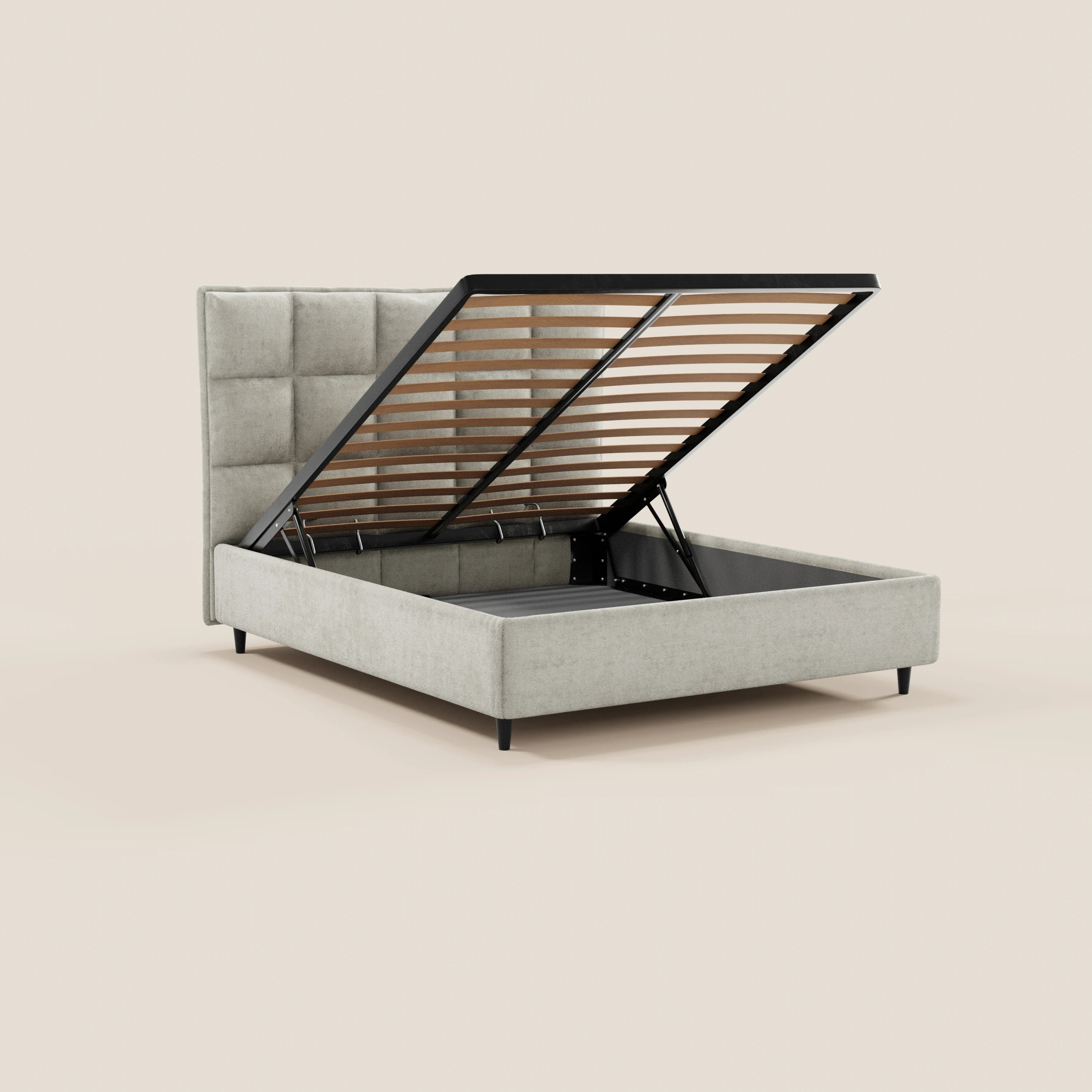 Il letto imbottito AURO con contenitore di Letti.store presenta una testiera alta capitonné in ciniglia Oeko-Tex® beige chiaro e una struttura sollevabile con rete a doghe e meccanismo in metallo nero. Sfondo beige chiaro.