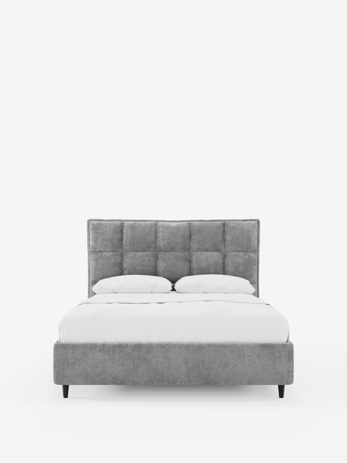 Un moderno letto imbottito AURO con vano contenitore e testiera alta capitonné in ciniglia Oeko-Tex® di Letti.store, presentato in un'elegante finitura grigia, è posizionato al centro su uno sfondo bianco a tinta unita. Il letto presenta un'elegante testiera alta capitonné, un morbido rivestimento in ciniglia, biancheria da letto candida con due cuscini e gambe corte nere che conferiscono un look pulito e minimalista.