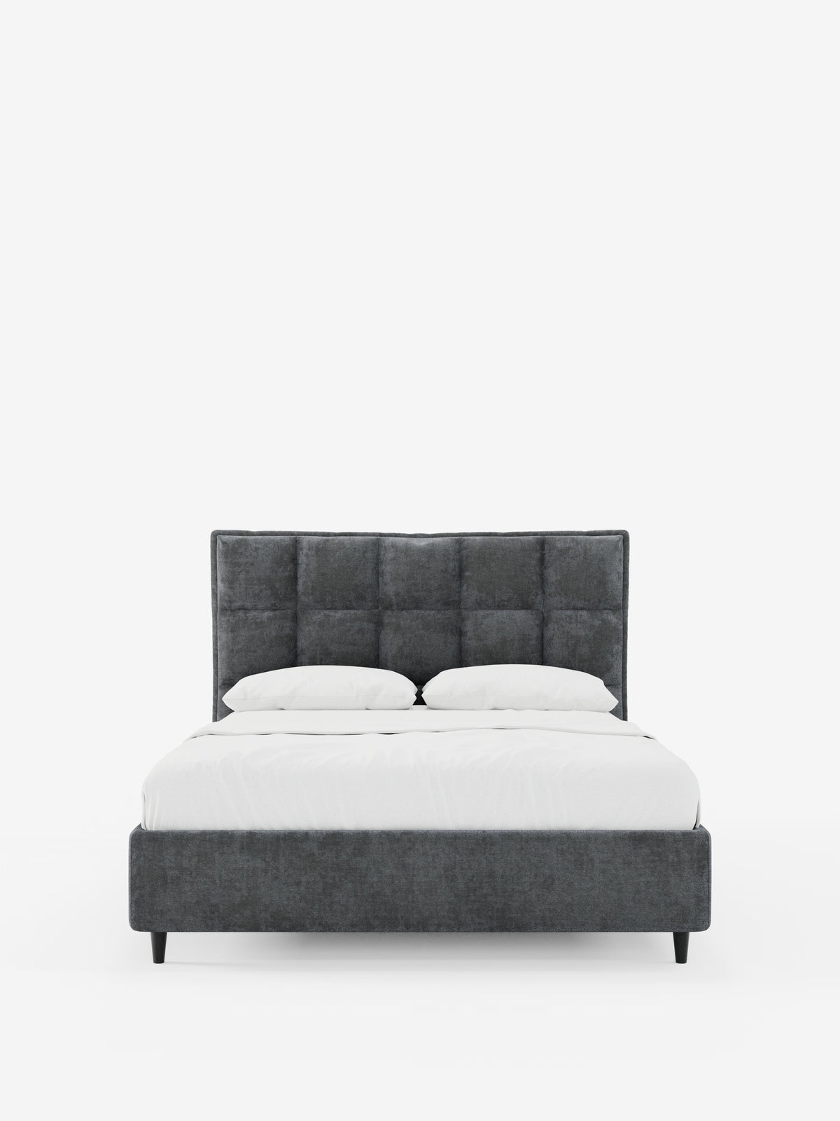 Vista frontale del letto imbottito AURO con contenitore e testiera alta capitonné in ciniglia Oeko-Tex® di Letti.store, caratterizzato da una testiera alta imbottita e trapuntata (capitonné) e da una struttura in grigio scuro. L’elegante design è completato da biancheria da letto bianca disposta con cura e da due cuscini bianchi, il tutto su uno sfondo bianco a tinta unita per un look semplice e minimalista.