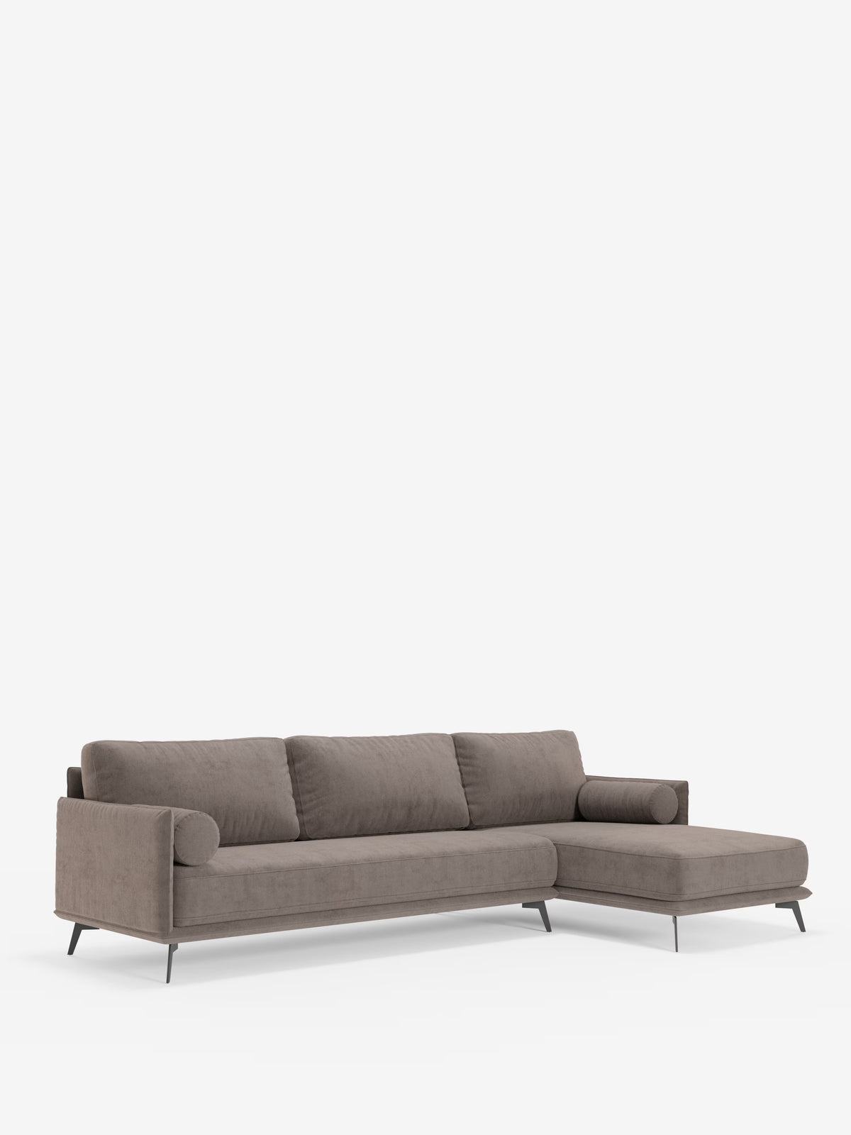 Il divano moderno angolare con penisola Basalto di Divani.Store presenta un design contemporaneo in tessuto color taupe con tre cuscini di seduta, tre cuscini dello schienale imbottiti in piuma e rivestiti in tessuto T31 antimacchia, braccioli arrotondati ed eleganti gambe in metallo nero. La sezione chaise longue si estende verso destra, sottolineandone la versatilità moderna e l’estetica elegante su uno sfondo bianco a tinta unita.