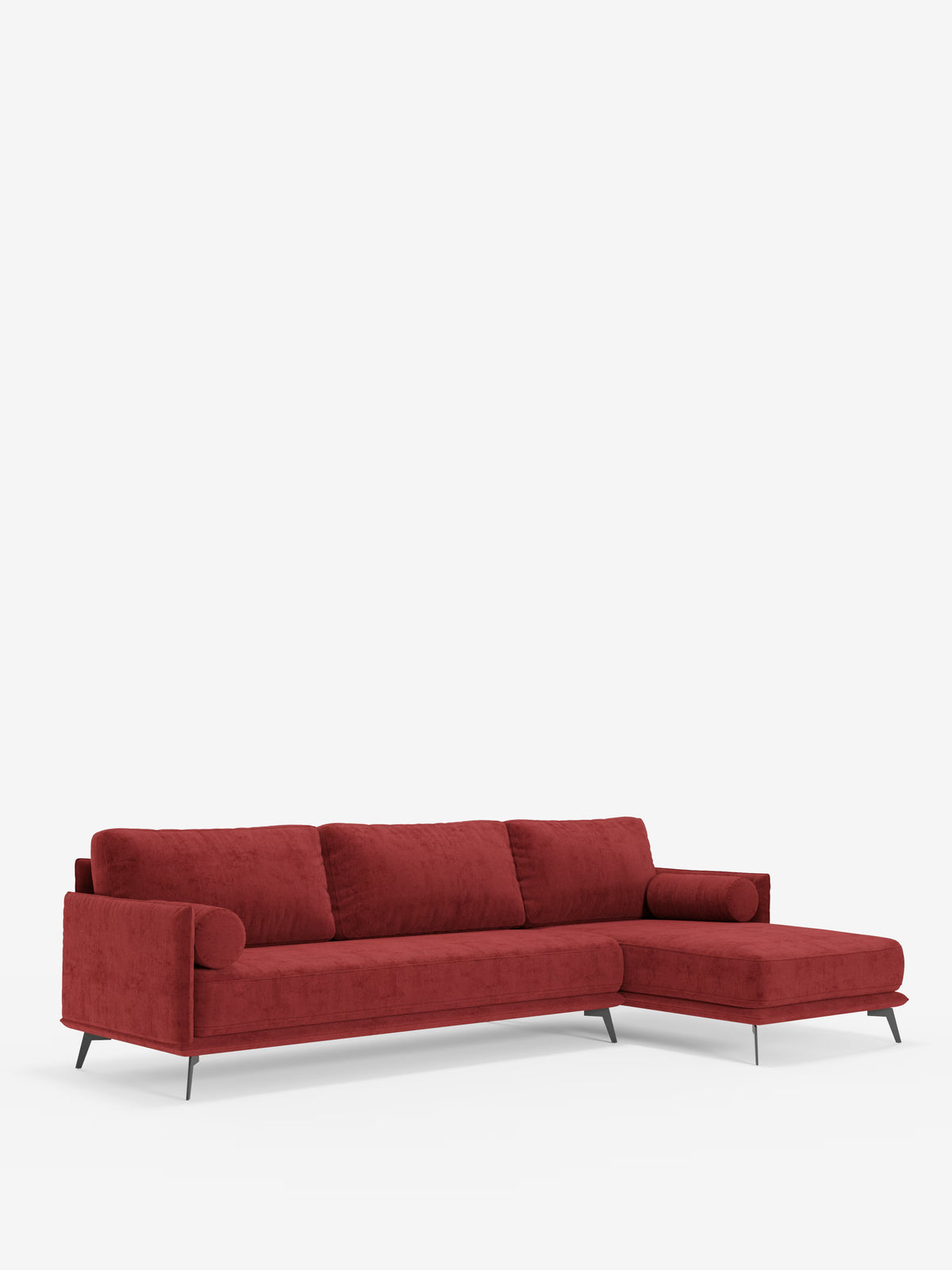 Il divano moderno angolare con penisola “Basalto” di Divani.Il modello presenta un design contemporaneo di colore rosso con tre cuscini di seduta, morbidi cuscini dello schienale, una chaise longue (penisola) orientata verso destra, sottili gambe in metallo nero e un unico cuscino cilindrico, il tutto realizzato in tessuto T31 resistente alle macchie con imbottitura in piuma, elegantemente messo in risalto su uno sfondo bianco a tinta unita.
