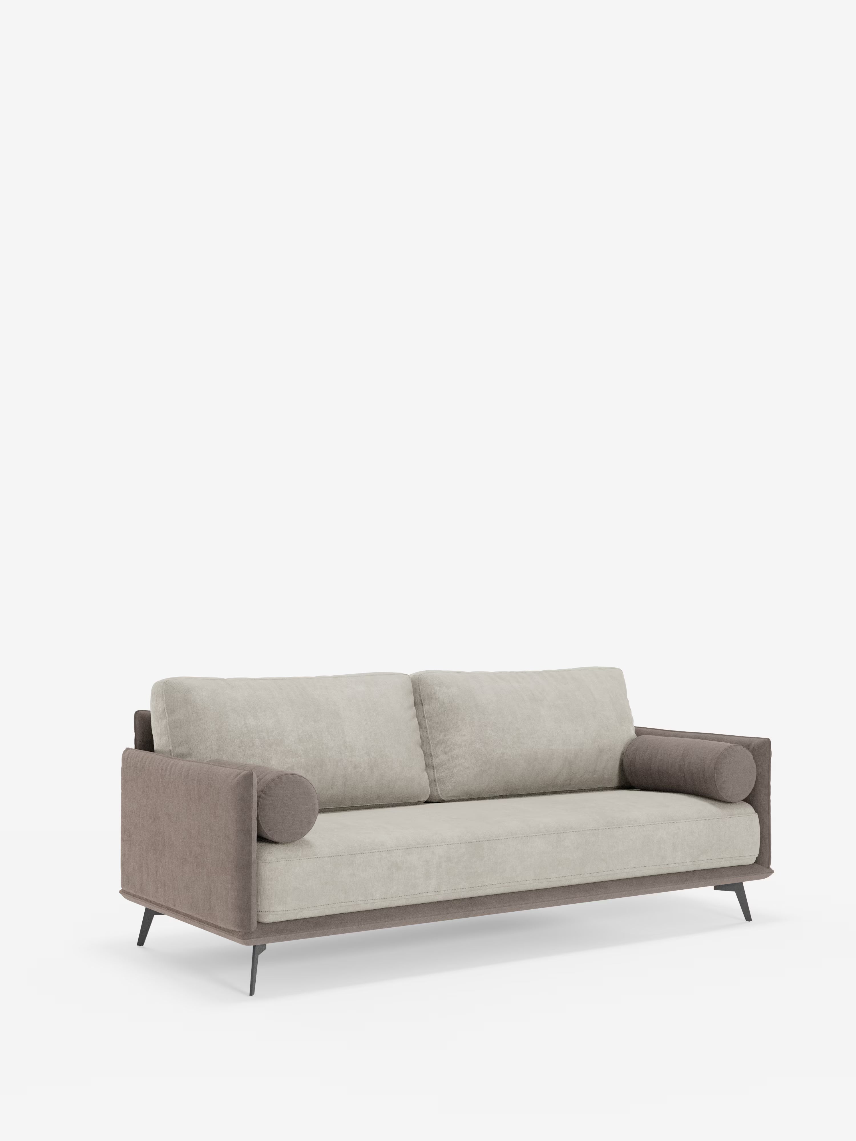 La linea Basalto Divano lineare a 2 o 3 posti bicolore di Divani.Store presenta un unico cuscino di seduta beige con braccioli e base marrone chiaro, completato da due cuscini cilindrici su ciascun lato. Rivestito in tessuto T31 antimacchia e sostenuto da quattro gambe metalliche sottili e inclinate, questo divano moderno risalta su uno sfondo bianco a tinta unita.