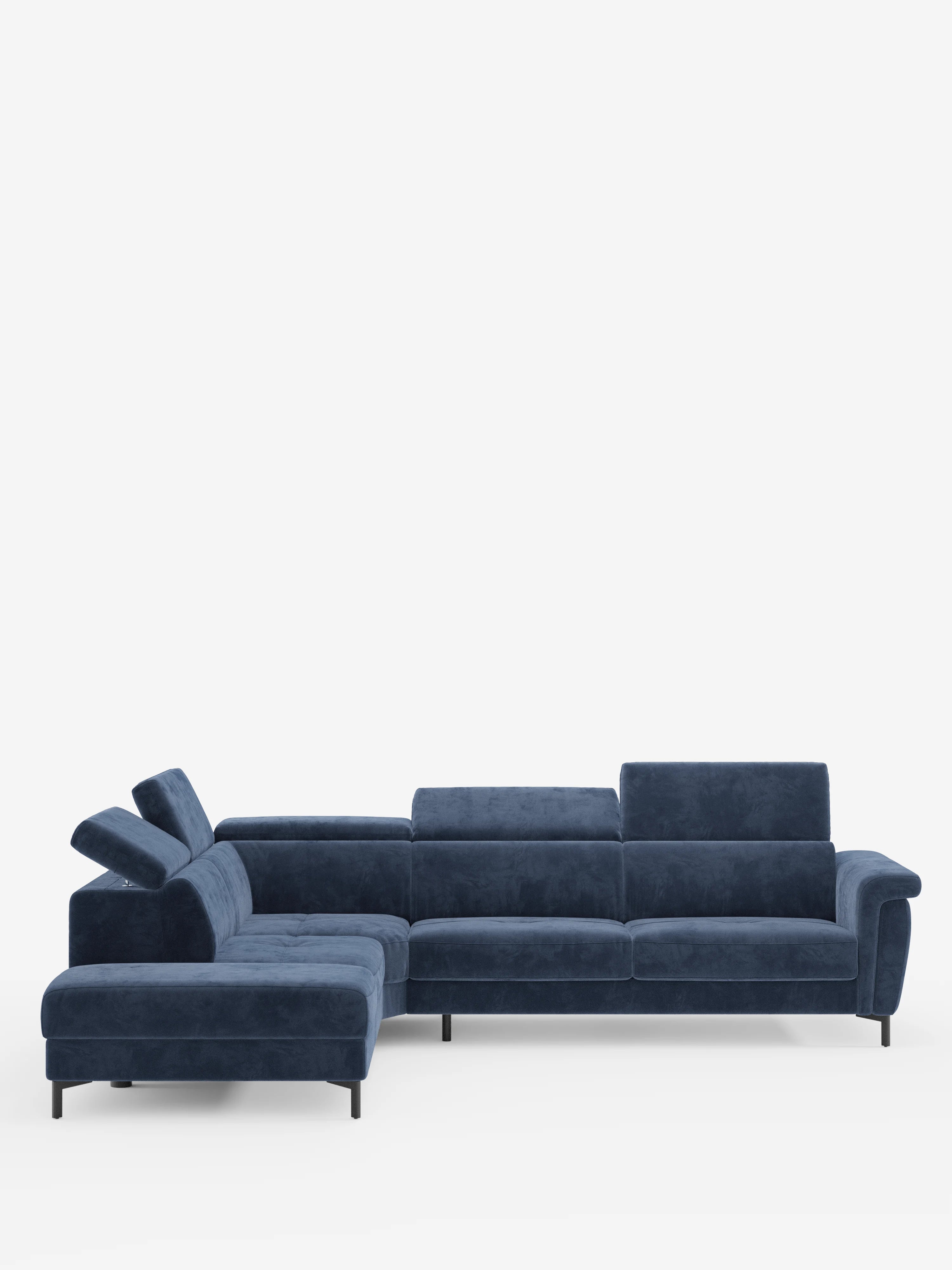 Un moderno divano componibile a L, il Capri Divano Letto Angolare di Divani.Store, è caratterizzato da un lussuoso rivestimento in vellutino smacchiabile blu navy, poggiatesta reclinabili regolabili e sottili gambe nere. Il suo design raffinato, con un materasso T30 ad alte prestazioni, coniuga perfettamente elementi di design moderno e comfort, rendendolo la scelta ideale per un salotto contemporaneo su uno sfondo bianco.
