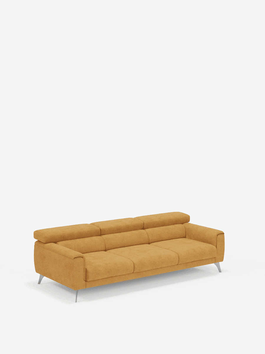 Su uno sfondo bianco liscio spicca il divano Caravaggio a 4 posti di Divani.Store, dotato di tre sedute scorrevoli e poggiatesta regolabili. Questo divano contemporaneo color giallo senape vanta un design minimalista e squadrato, con un rivestimento in morbido tessuto T31 resistente alle macchie, braccioli bassi, uno schienale leggermente reclinabile e gambe corte in metallo angolate che conferiscono un tocco moderno.