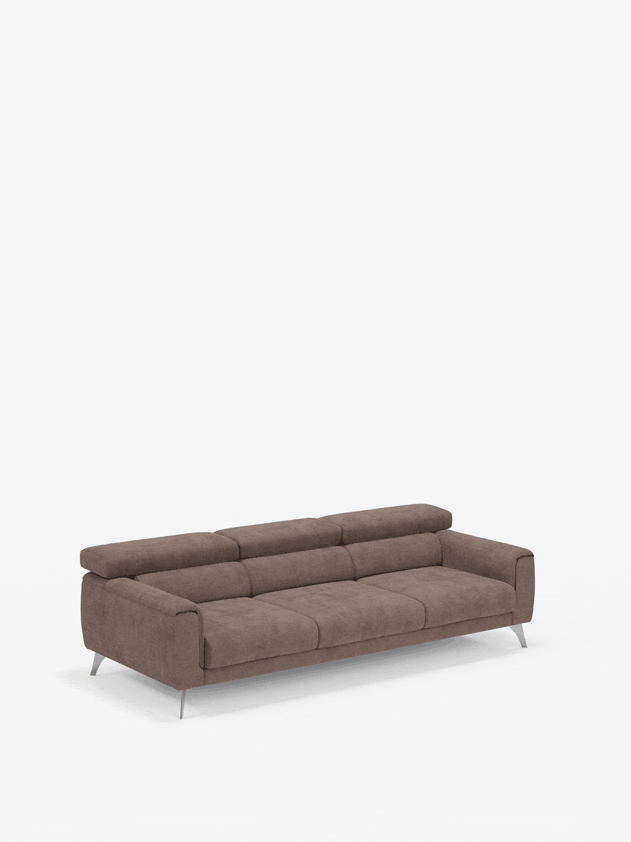 Un divano Caravaggio contemporaneo color marrone a 4 posti con tre sedute scorrevoli di Divani.Store, caratterizzato da uno schienale basso con poggiatesta reclinabili e sottili gambe in metallo, è esposto su uno sfondo bianco. Il design minimalista mette in risalto le sedute e i braccioli imbottiti e morbidi, rivestiti in tessuto T31 antimacchia, senza elementi decorativi o altri oggetti presenti.