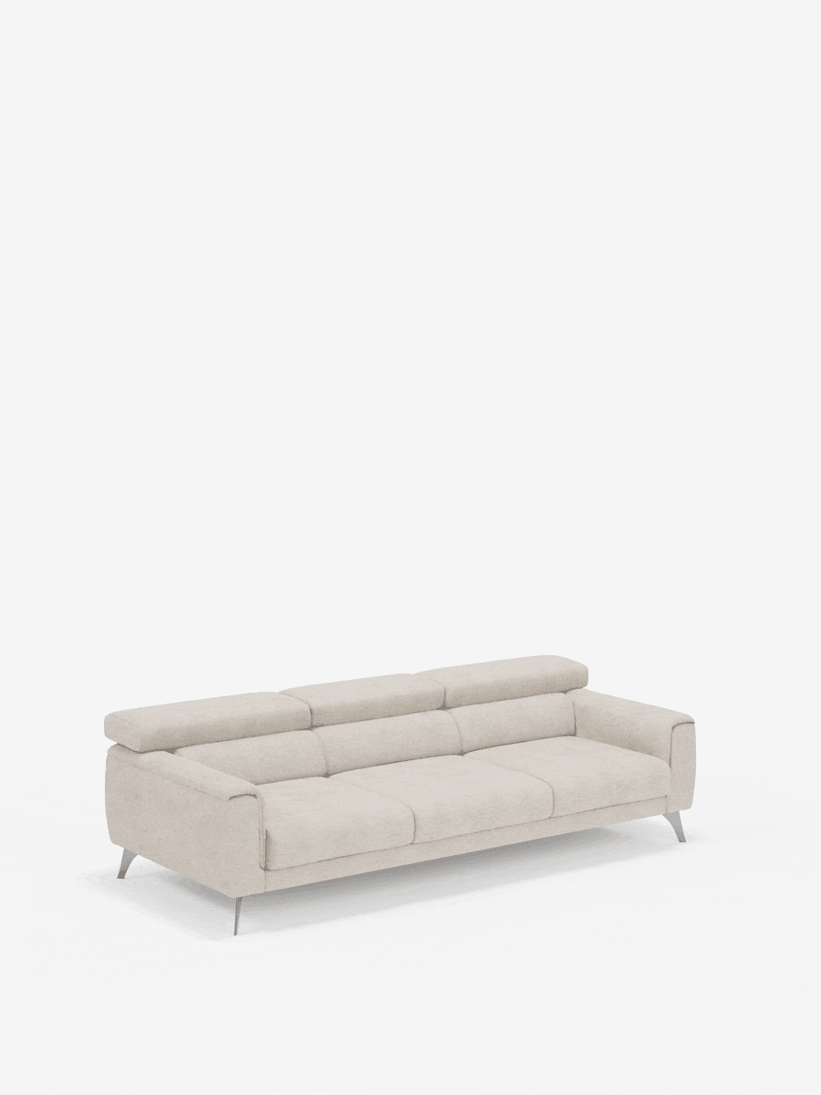 Un moderno divano Caravaggio a 4 posti con tre sedute scorrevoli di Divani.Store, rivestito in tessuto T31 beige chiaro antimacchia, con tre cuscini di seduta, schienale basso, poggiatesta reclinabili e gambe sottili in metallo. Il divano moderno è posto al centro di uno sfondo bianco a tinta unita, creando un'estetica minimalista e pulita.