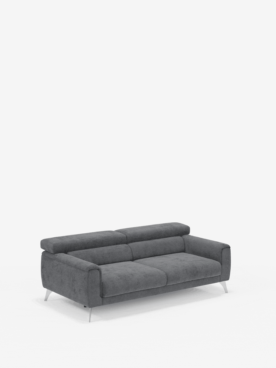 Un divano contemporaneo Caravaggio a 2 e 3 posti di Divani.Store, rivestito in elegante tessuto T31 grigio scuro resistente alle macchie e dotato di raffinate gambe in metallo, è esposto su uno sfondo bianco a tinta unita. Questo divano moderno presenta due spaziosi cuscini di seduta, doppi schienali con morbidi poggiatesta reclinabili e ampi braccioli, il tutto caratterizzato da linee pulite e un’estetica minimalista.