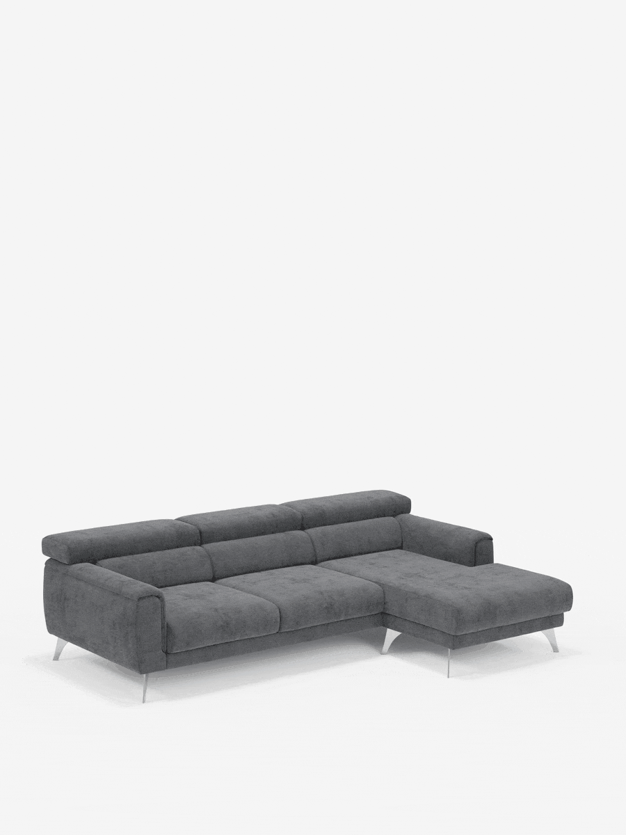 Un moderno divano angolare Caravaggio con penisola e sedute scorrevoli in tessuto smacchiabile T31 di Divani.Store, rivestito in tessuto grigio scuro con chaise longue sul lato destro, schienali bassi, cuscini morbidi e gambe sottili in metallo, è posizionato al centro su uno sfondo bianco a tinta unita. Il suo design minimalista è caratterizzato da linee pulite e da un’estetica contemporanea, priva di accessori visibili.
