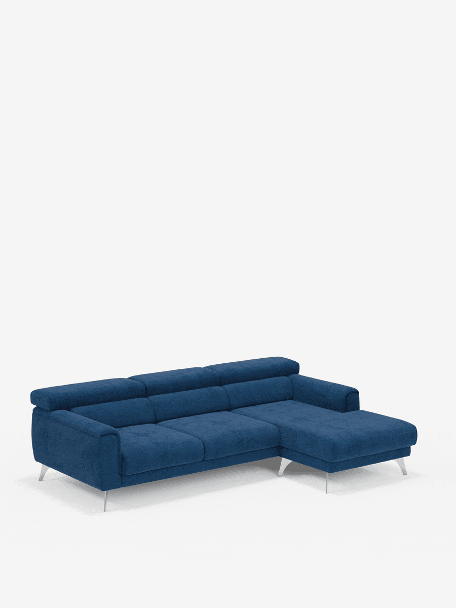 Il divano angolare Caravaggio con penisola e sedute scorrevoli in tessuto smacchiabile T31 di Divani.Store presenta un rivestimento blu scuro, schienali bassi e una chaise longue orientata verso destra. È sostenuto da gambe angolate in metallo argentato ed è esposto su uno sfondo bianco a tinta unita.