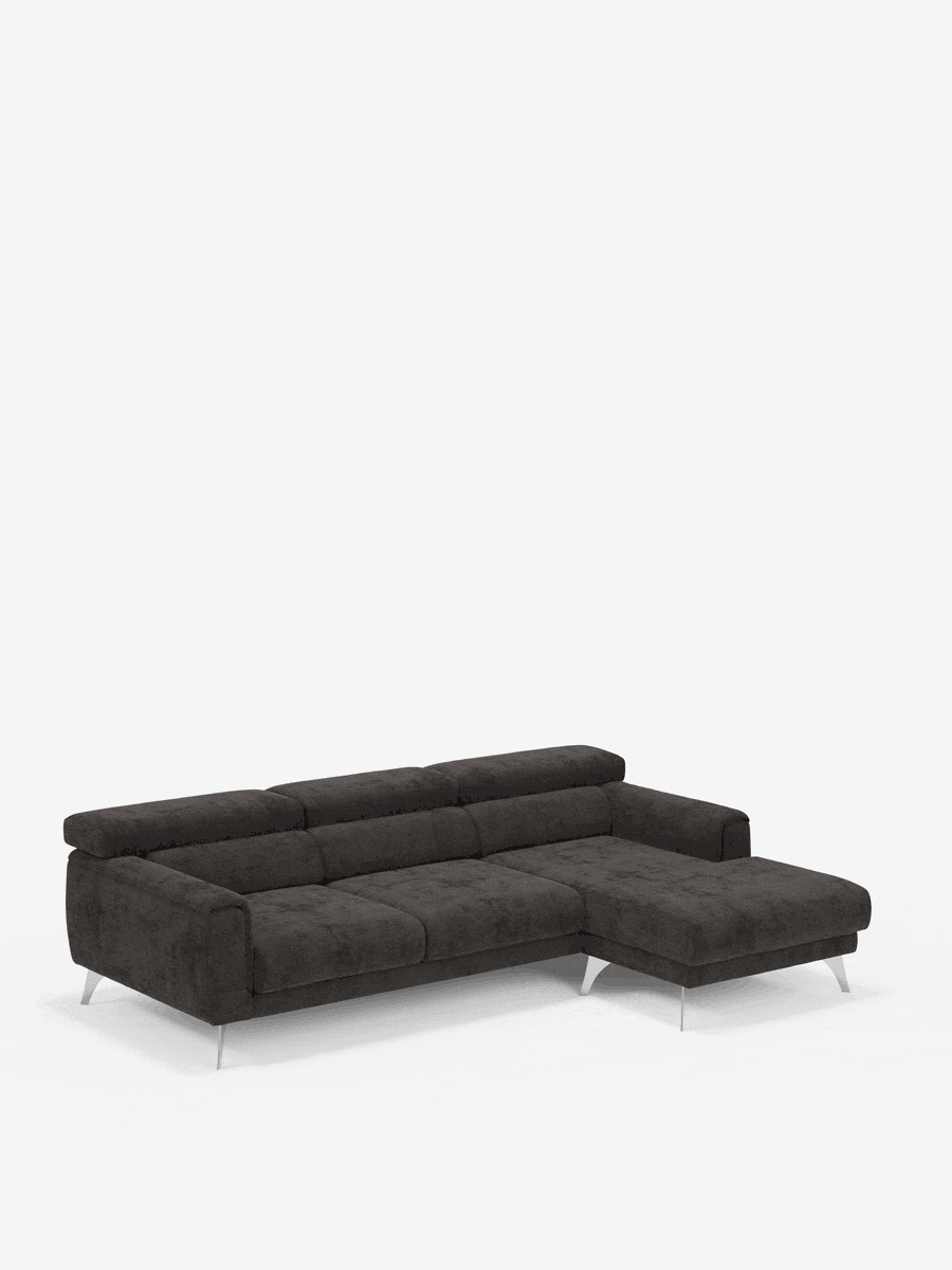 Un divano angolare contemporaneo modello Caravaggio con penisola e sedute scorrevoli in tessuto antimacchia T31 di Divani.Store, rivestito in tessuto grigio scuro antimacchia, caratterizzato da schienali bassi e eleganti gambe in metallo. Posizionato su uno sfondo bianco a tinta unita, la sua penisola sul lato destro forma una chaise longue, offrendo un’ampia zona salotto dalle linee pulite e minimaliste.