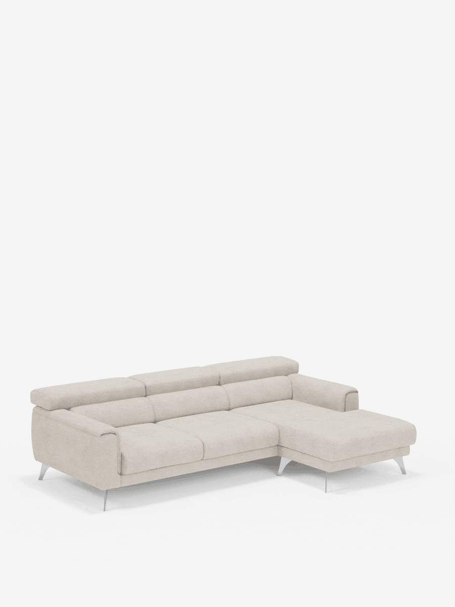 Un moderno divano angolare Caravaggio con penisola e sedute scorrevoli in tessuto smacchiabile T31 di Divani.Store, rivestito in beige chiaro, dotato di tre cuscini di seduta, braccioli imbottiti bassi e una chaise longue rivolta verso destra. Il divano componibile è dotato di tre poggiatesta regolabili e di eleganti gambe in metallo, che ne esaltano il design minimalista su uno sfondo bianco a tinta unita.