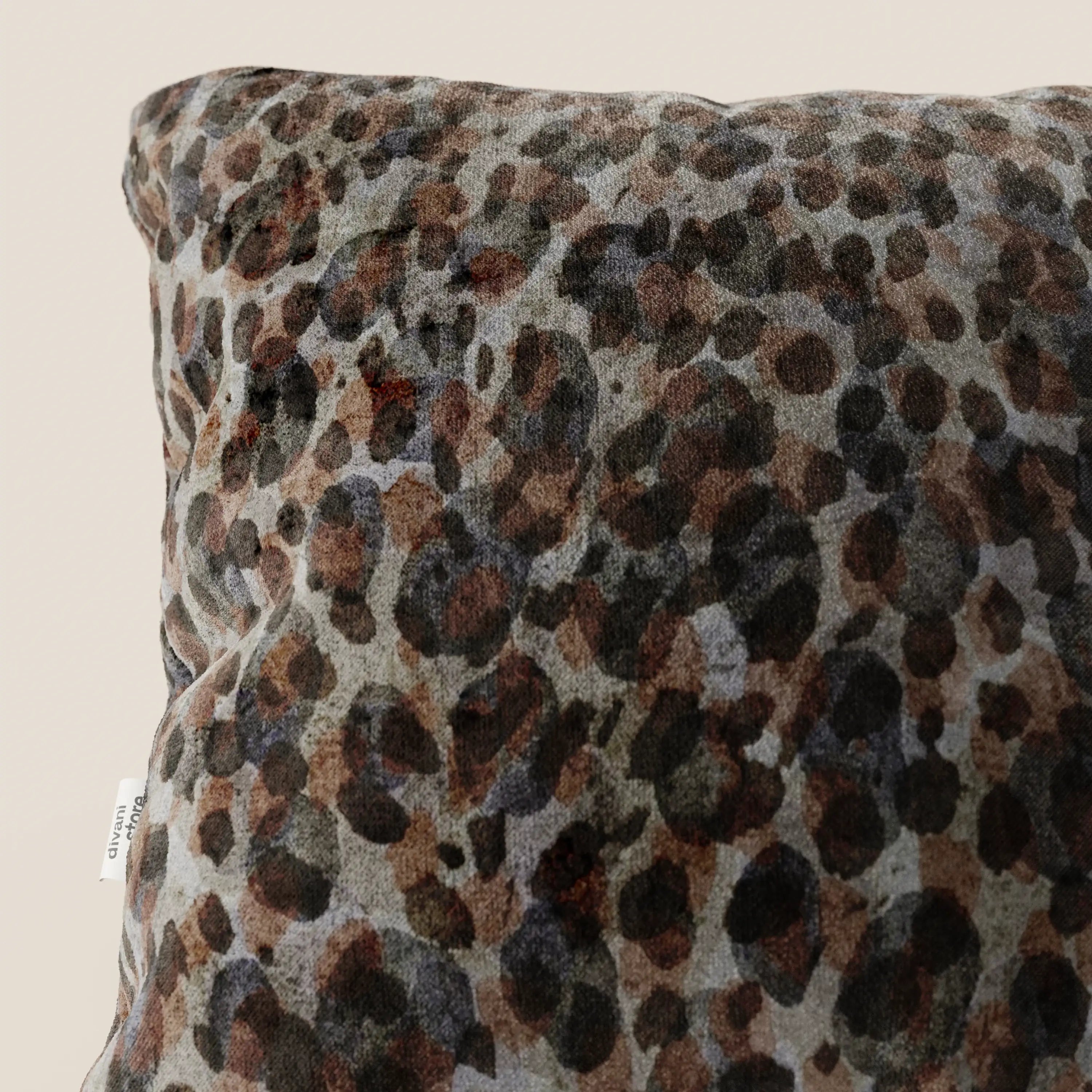 Il cuscino Brush di Divani.Store è un moderno cuscino decorativo realizzato in velluto antracite impermeabile, caratterizzato da una texture morbida e da una forma quadrata. È lavabile in lavatrice e disponibile in vari colori per un arredamento versatile.