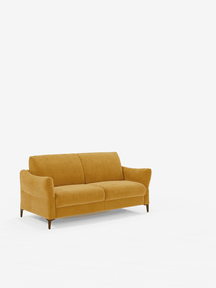 Un elegante divano letto Dalia color senape di Divani.Store, disponibile nelle versioni a 2, 3 o 4 posti e rivestito in moderno tessuto in velluto T30 antimacchia, spicca su uno sfondo bianco a tinta unita. Con la sua classica silhouette di ispirazione scandinava, caratterizzata da braccioli arrotondati, linee minimaliste e gambe in legno, questo divano offre comfort e stile, rappresentando una soluzione accogliente per sedersi.