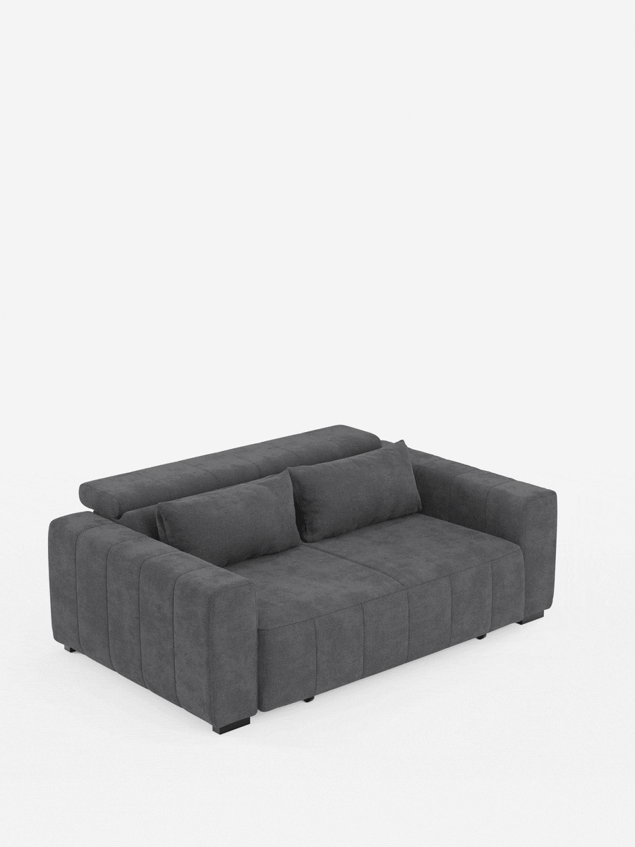 Su uno sfondo bianco è raffigurato un divano a 3 posti Doric di colore grigio scuro di Divani.Store, caratterizzato da un design moderno con ampi braccioli e due cuscini rettangolari abbinati. L'animazione illustra la sua trasformazione da divano a letto spazioso grazie alle sedute estensibili tramite reclinazione elettrica e ai poggiatesta regolabili, mettendo in risalto sia il suo stile elegante che la sua praticità, il tutto in tessuto smacchiabile T23.