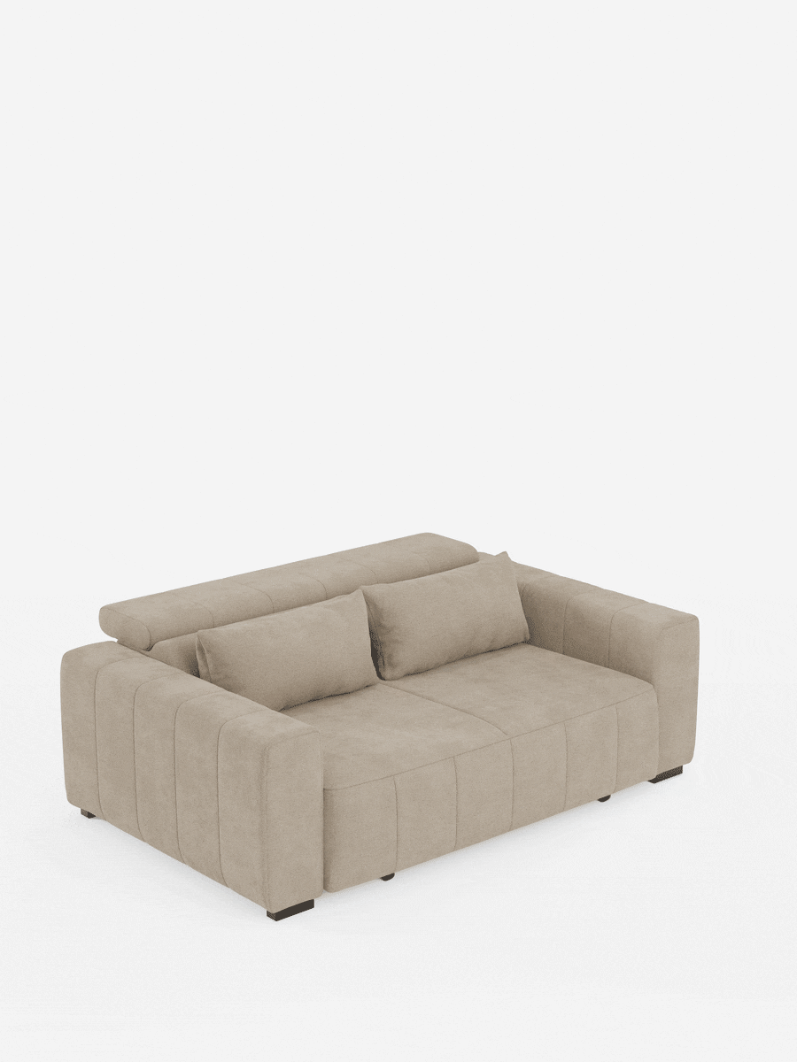 Un divano a tre posti Doric color beige di Divani.Il modello Store, caratterizzato da ampi braccioli, due cuscini rettangolari per lo schienale e una seduta imbottita in tessuto T23 antimacchia, viene mostrato mentre si trasforma agevolmente in un letto piano grazie alla funzione relax elettrica con sedute estensibili e ai poggiatesta regolabili, sottolineando il suo design multifunzionale da divano per soggiorni o spazi dedicati agli ospiti.