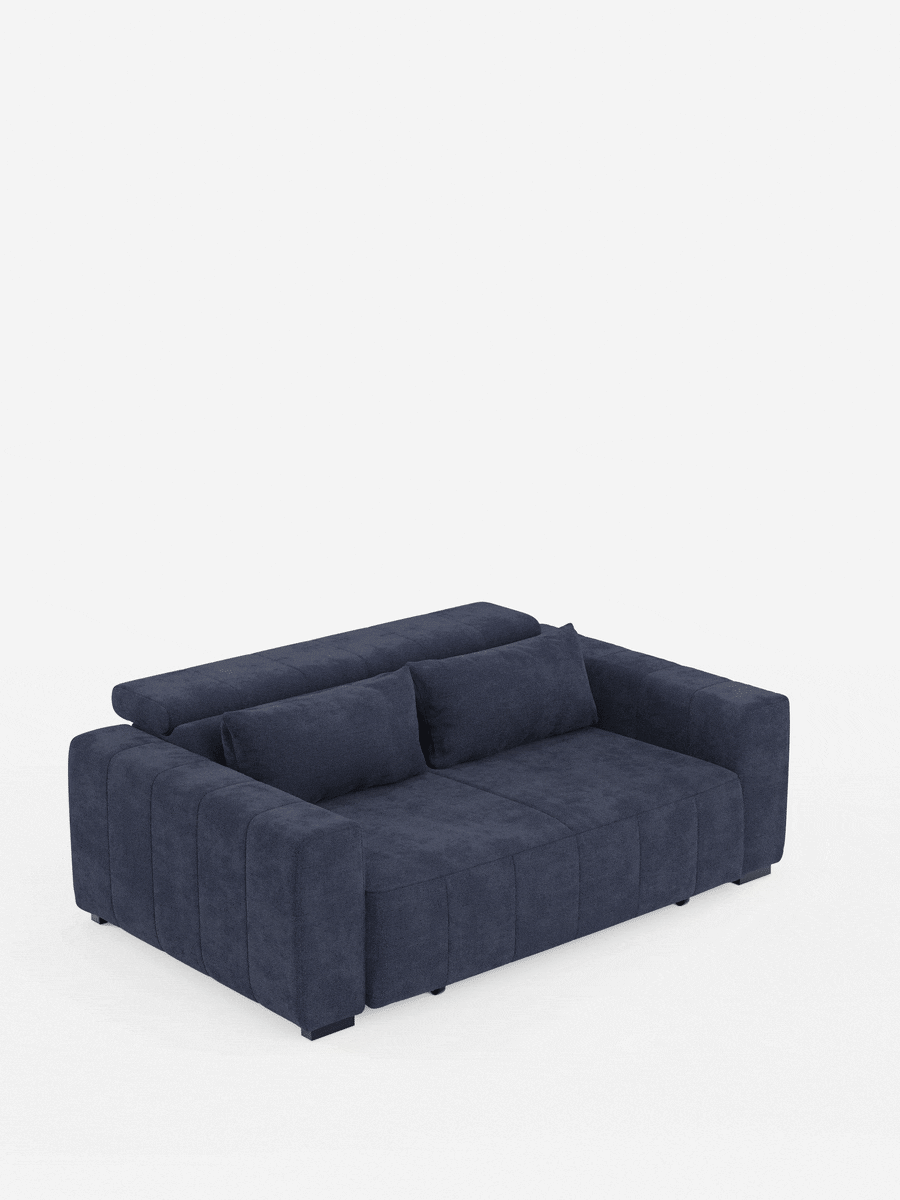 Un divano a 3 posti in stile dorico blu navy di Divani.Store, elegantemente rivestito in tessuto T23 antimacchia, caratterizzato da ampi braccioli, due cuscini rettangolari per lo schienale e poggiatesta reclinabili. L'immagine mostra questo divano di design con sedute estensibili azionate da meccanismi di relax elettrici, che consentono alla zona di seduta di scorrere in avanti fino a formare una superficie piana simile a un letto.