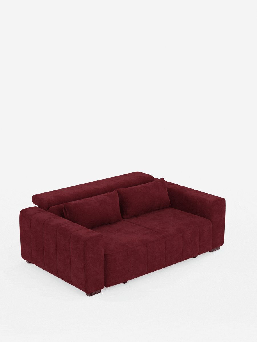 Un divano a tre posti “Doric divano” di Divani.Store, color bordeaux e rivestito in tessuto T23 antimacchia, è esposto su uno sfondo bianco a tinta unita. Questo divano letto presenta ampi braccioli, due cuscini cilindrici abbinati e poggiatesta regolabili. Grazie al suo design elegante e alla funzione relax elettrica, la seduta si estende in avanti e lo schienale si reclina per creare una superficie piana su cui dormire.