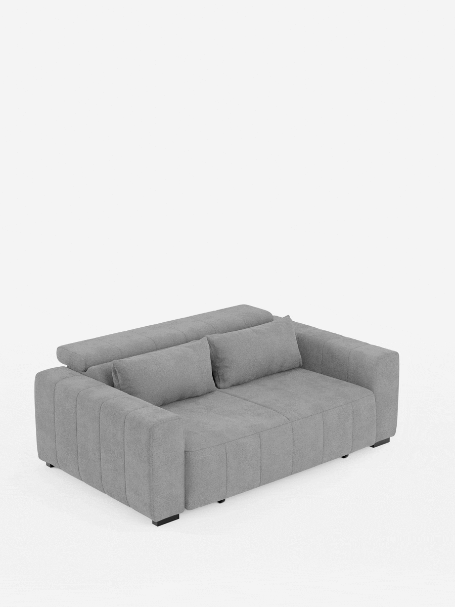 Un divano a tre posti contemporaneo in tessuto grigio di Divani.Store: il modello Doric presenta ampi braccioli, due cuscini dello schienale coordinati ed eleganti piedini neri. Con la sua silhouette squadrata e dal profilo basso e le discrete cuciture verticali sui lati e sulle sedute, incarna il design classico del divano. Il divano è dotato di sedute estensibili con funzioni di relax elettriche e poggiatesta regolabile, il tutto in tessuto T23 antimacchia. Presentato su uno sfondo bianco a tinta unita.