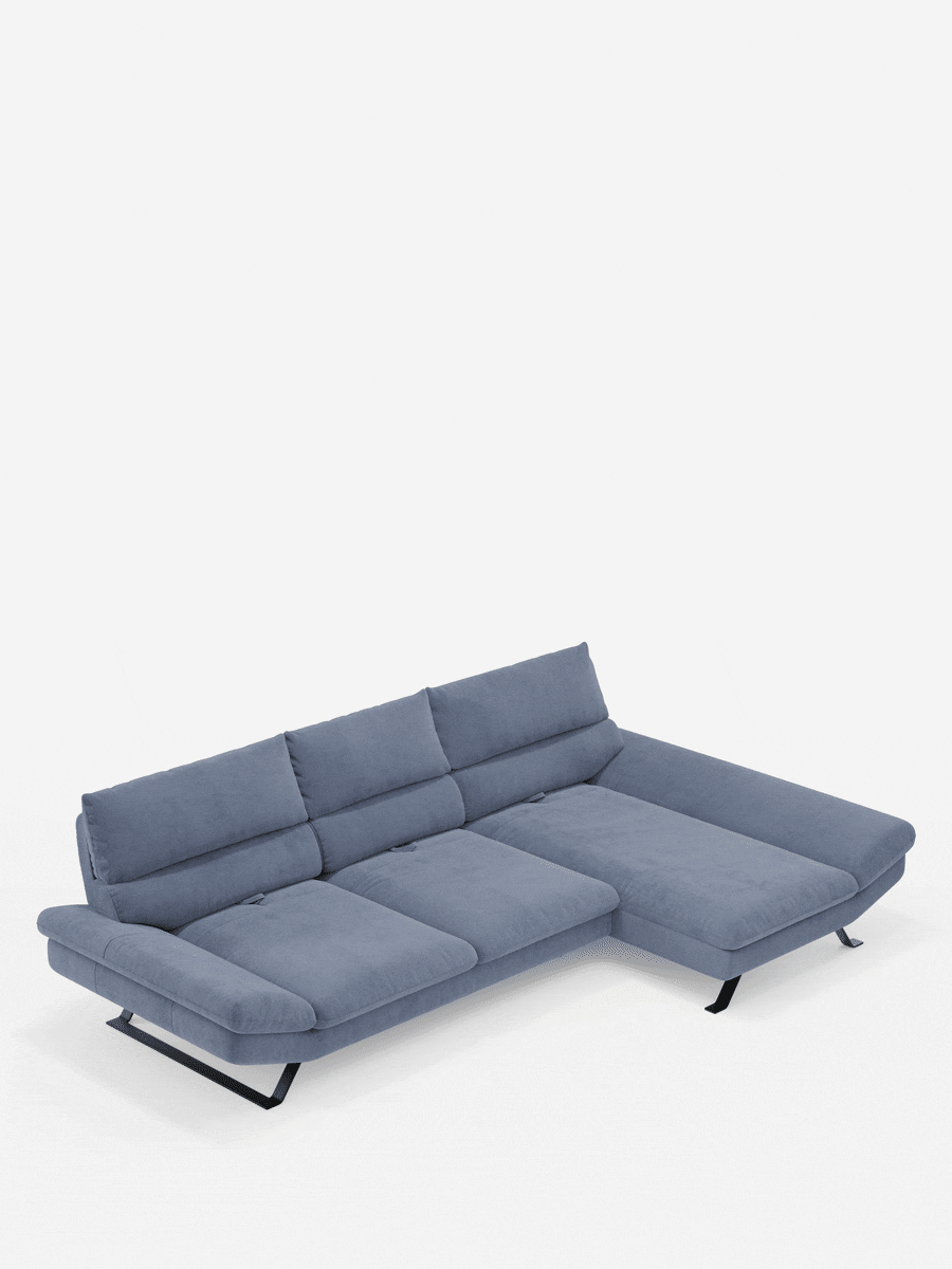 Un divano angolare contemporaneo blu Eclipse con penisola e schienali traslanti in microfibra tecnica smacchiabile T11 di Divani.Store, caratterizzato da ampie sedute, tre cuscini dello schienale ed eleganti gambe angolari in metallo nero. Il divano è presentato su uno sfondo bianco sia in posizione verticale che reclinata, mettendo in risalto il suo innovativo meccanismo a schienali traslanti che gli consente di trasformarsi in una superficie piana simile a un letto.
