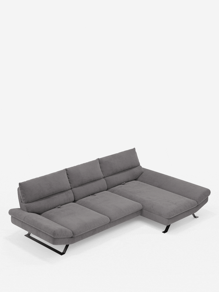 Il divano angolare Eclipse con penisola e schienali traslanti in microfibra tecnica smacchiabile T11 di Divani.Store è un moderno divano componibile grigio dotato di tre cuscini schienali e di una chaise longue allungata sul lato destro. Questo divano contemporaneo offre un comfort personalizzabile grazie agli schienali traslanti, mentre le sedute morbide e leggermente reclinate e le eleganti gambe nere angolate ne esaltano il design minimalista. Il divano è presentato su uno sfondo bianco a tinta unita.