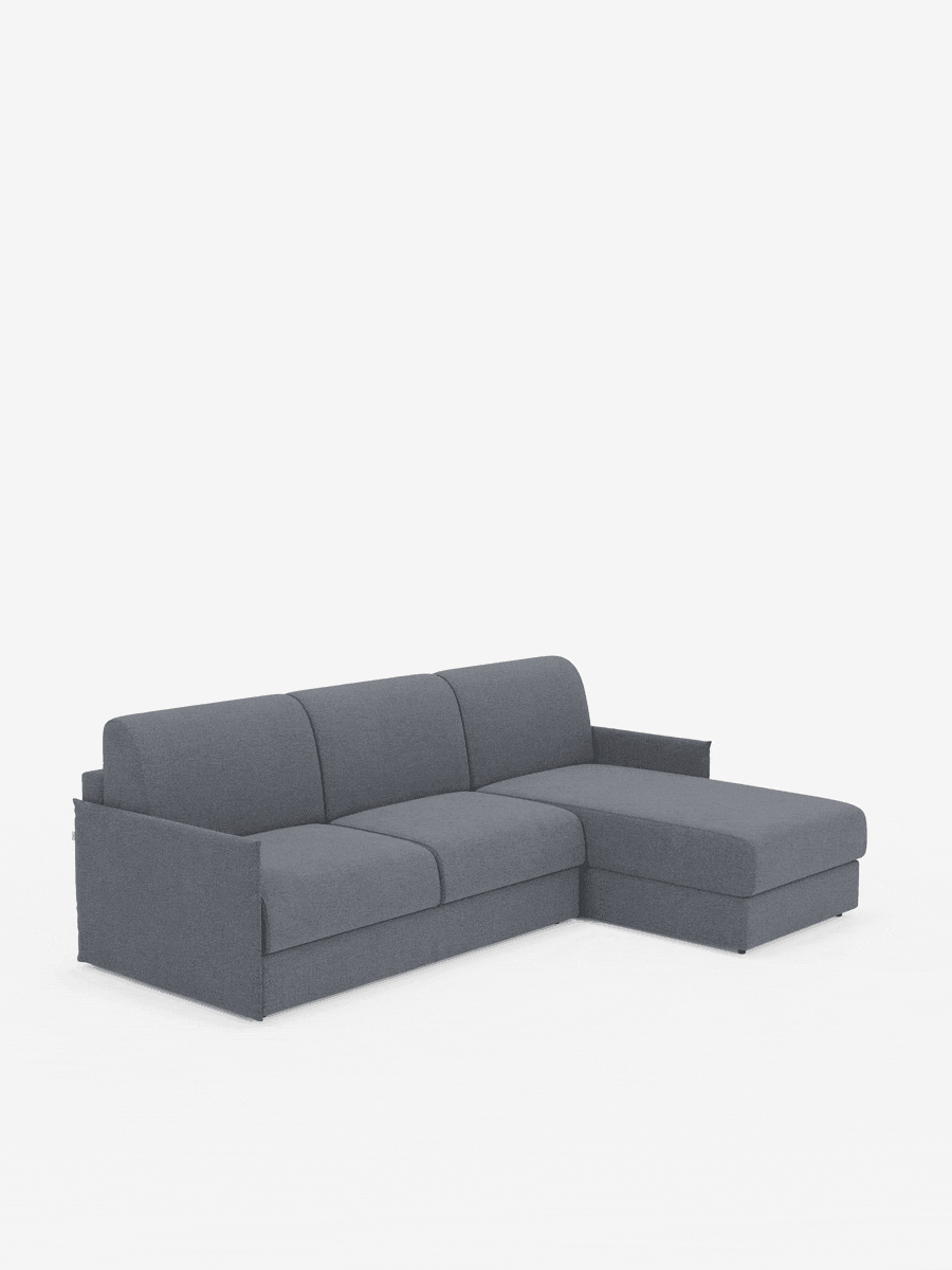 Il divano letto angolare con penisola contenitore Evans di Divani.Store è un moderno divano componibile grigio a tre posti con chaise longue sul lato destro. Caratterizzato da linee pulite, schienale basso e braccioli squadrati, questo elegante modello compatto in tessuto smacchiabile T23 si staglia su uno sfondo bianco a tinta unita.