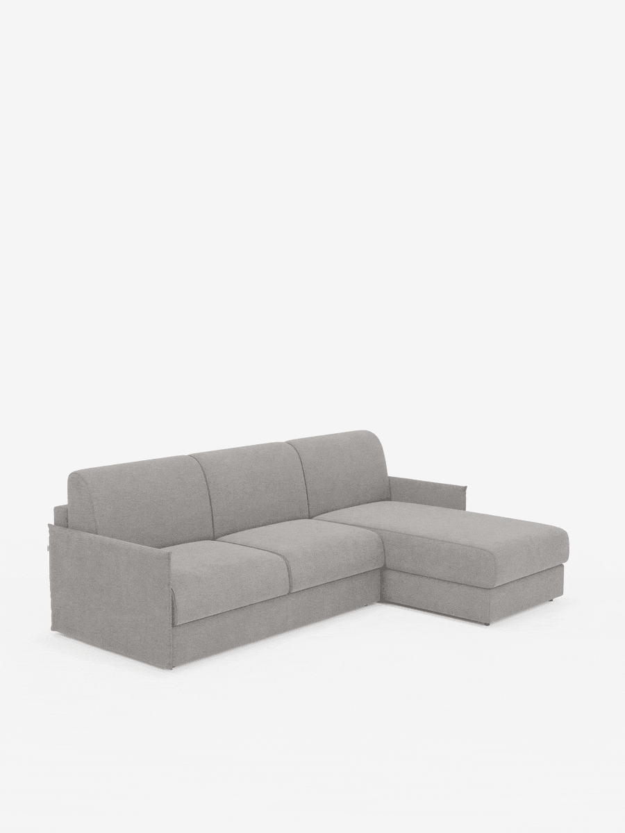 Vi presentiamo il divano letto angolare con penisola contenitore Evans di Divani.Store: un moderno divano componibile rivestito in tessuto T23 grigio chiaro e resistente alle macchie. Questo modello compatto presenta tre cuscini di seduta e una chaise longue posizionata sul lato destro, caratterizzata da linee semplici e pulite, braccioli bassi e un’estetica minimalista, ideale per gli interni contemporanei. Presentato su uno sfondo bianco a tinta unita.