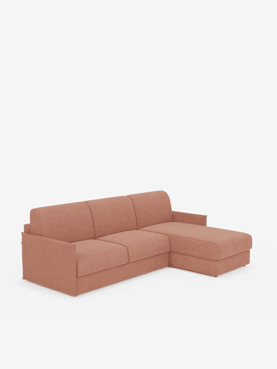 Il divano letto angolare con penisola contenitore Evans di Divani.Store è un divano componibile a forma di L di colore marrone chiaro, realizzato in tessuto T23 resistente alle macchie e dotato di cuscini spessi. Ripreso da diverse angolazioni su uno sfondo bianco, mette in risalto la chaise longue sul lato destro e presenta una spaziosa penisola contenitore, offrendo sia comfort che pratiche soluzioni di contenimento per il tuo soggiorno. Il suo design compatto garantisce versatilità in qualsiasi ambiente.