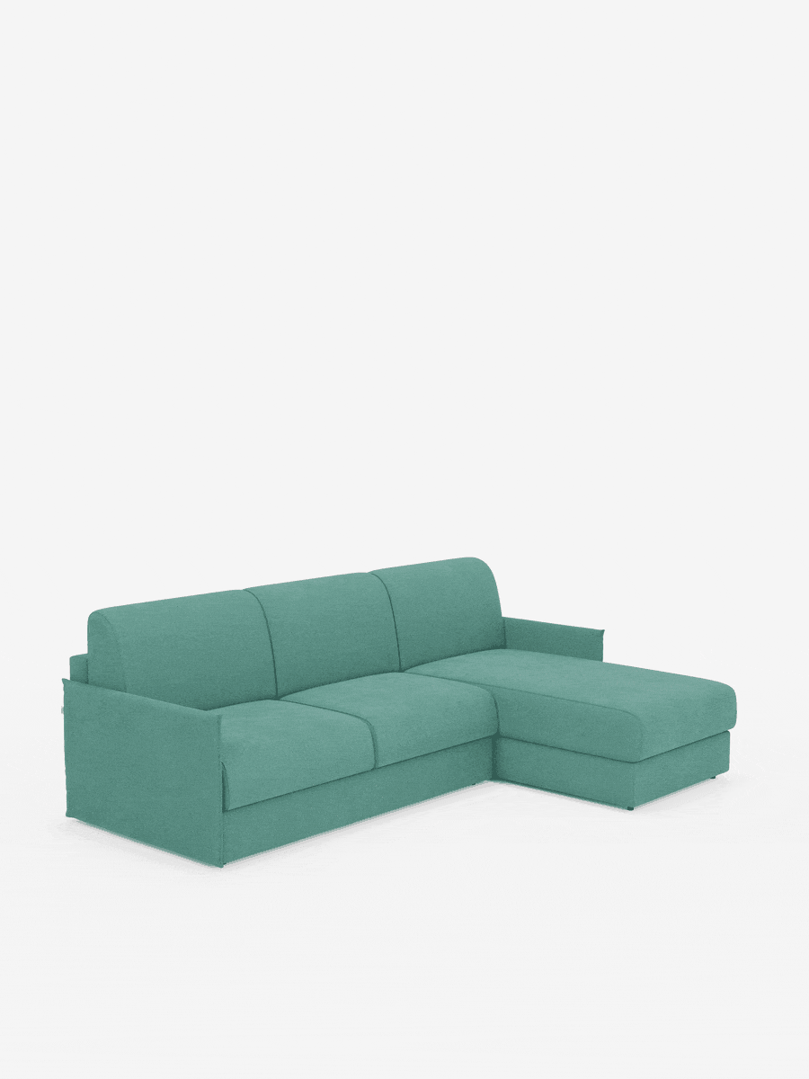 Un divano letto angolare con penisola contenitore Evans di Divani.Store, in colore verde acqua, dotato di tre posti a sedere e una chaise longue sul lato destro, è esposto su uno sfondo bianco a tinta unita. Questo divano compatto, rivestito in tessuto T23 facile da pulire, presenta linee pulite, braccioli squadrati, uno schienale dal profilo basso e include una pratica chaise longue contenitore per una maggiore praticità.